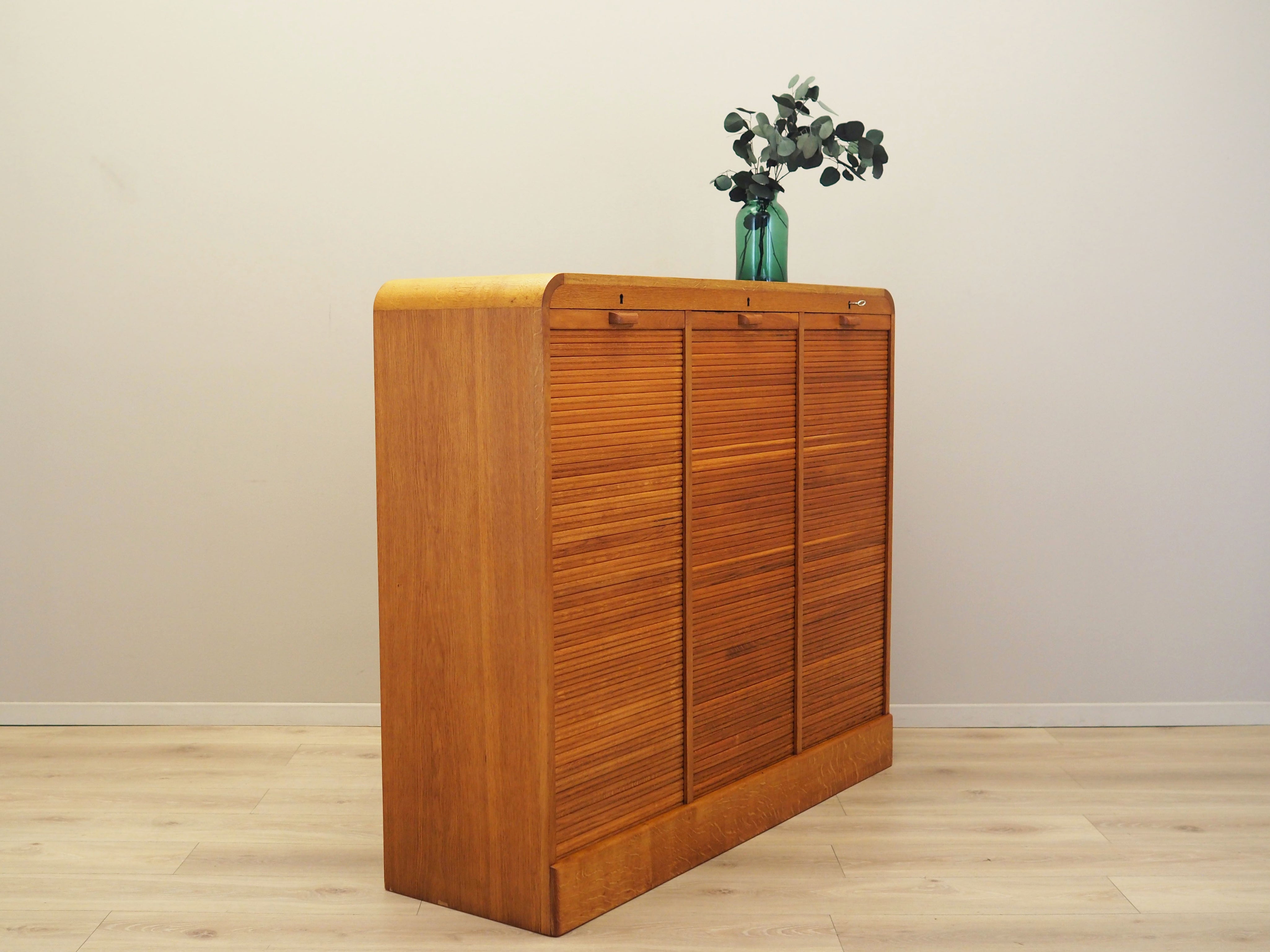 Oak_cabinet_in_Danish_design_1960s_production_Denmark
