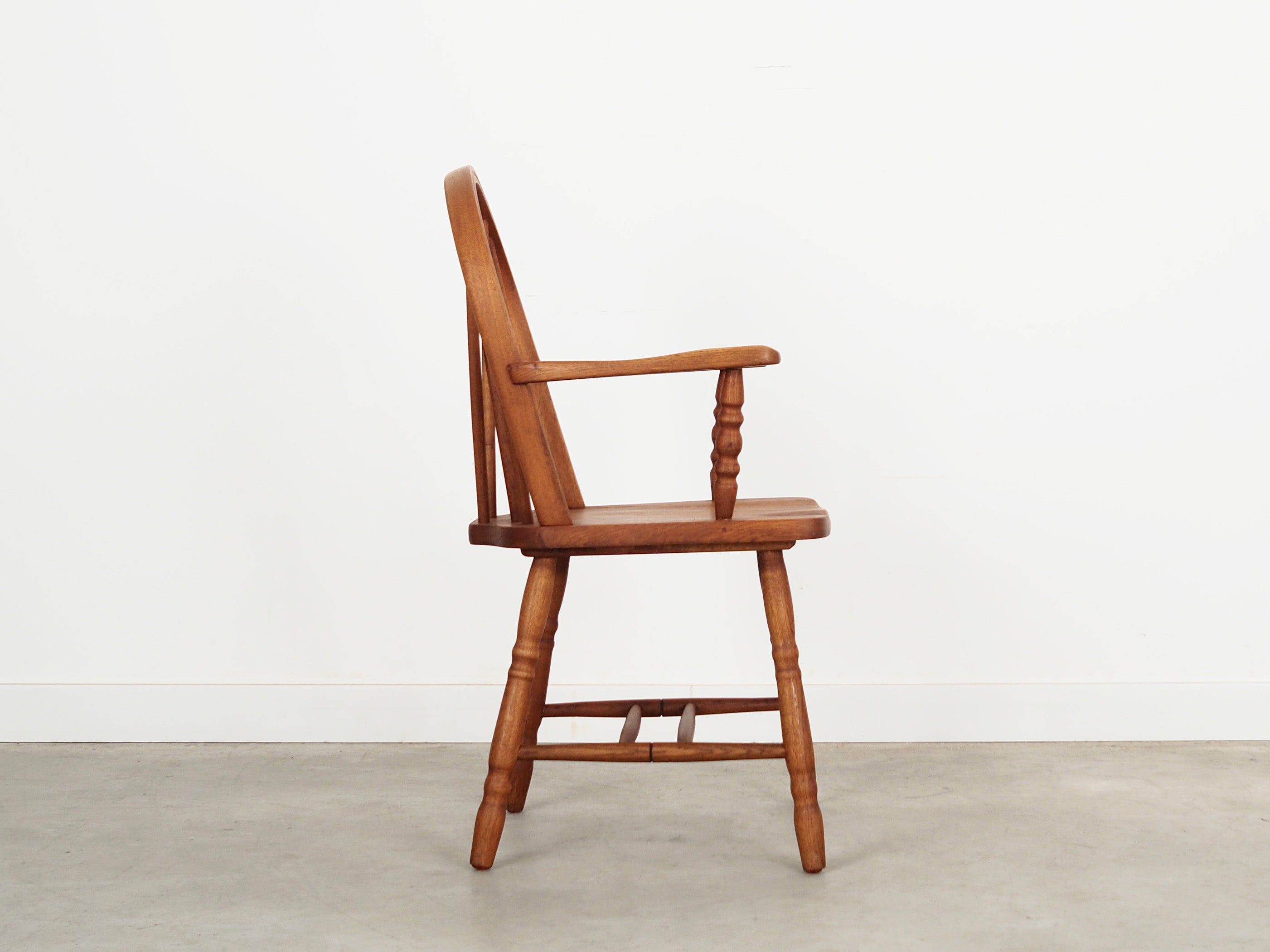 Oak_chair_Danish_design_1960s_production_Denmark