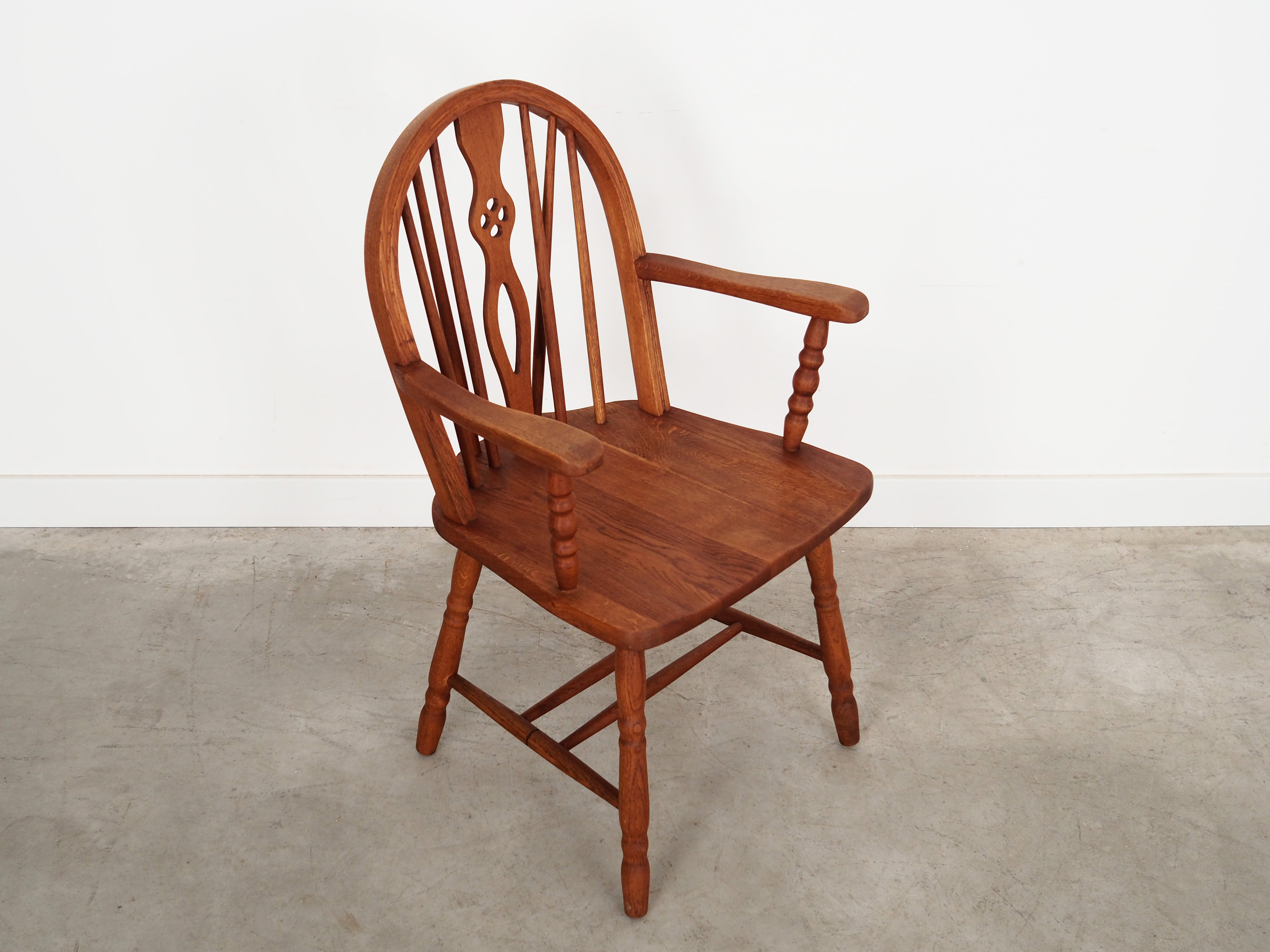 Oak_chair_Danish_design_1960s_production_Denmark