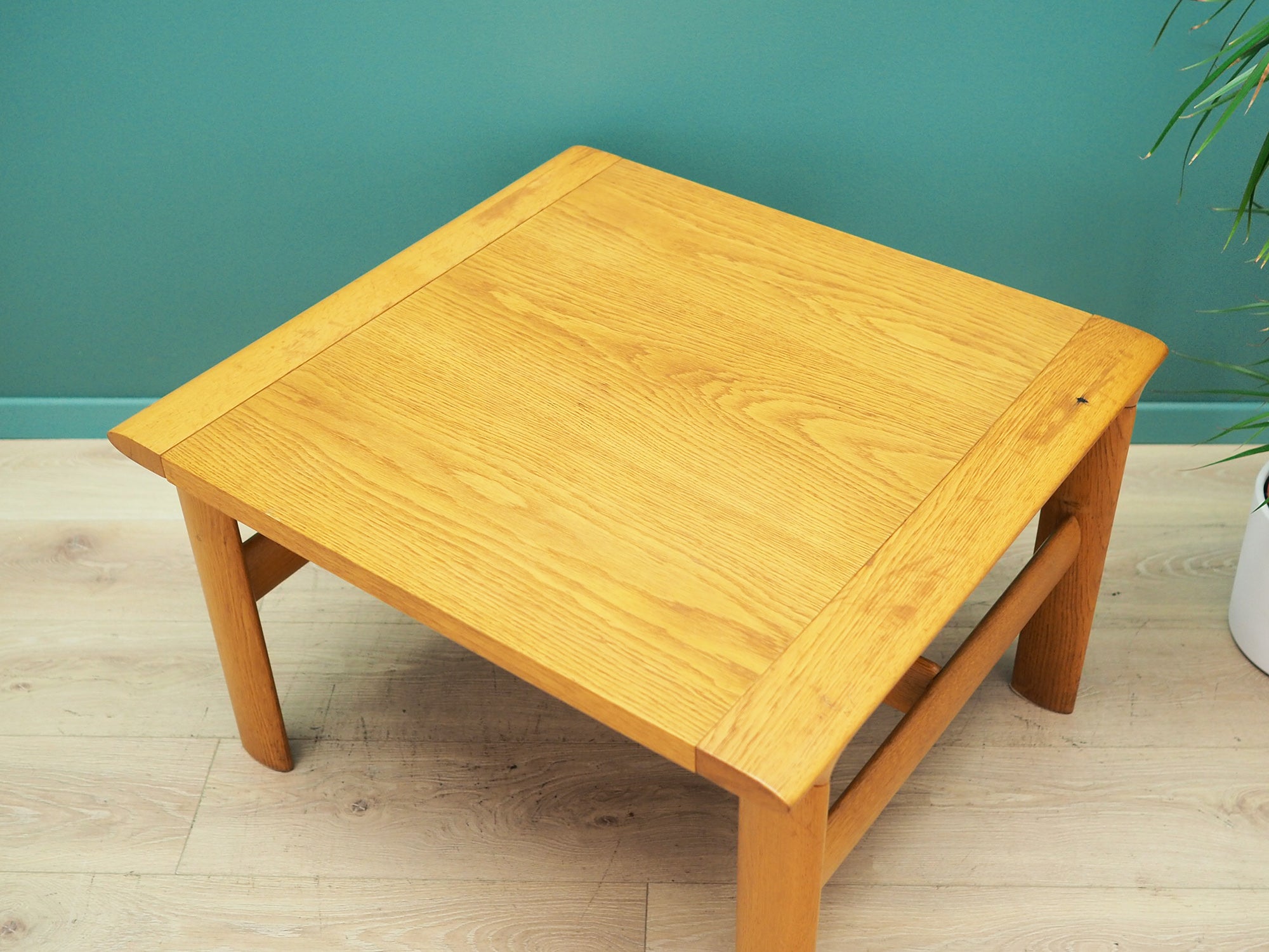 Oak_coffee_table_in_Danish_design_1960s_production_Denmark