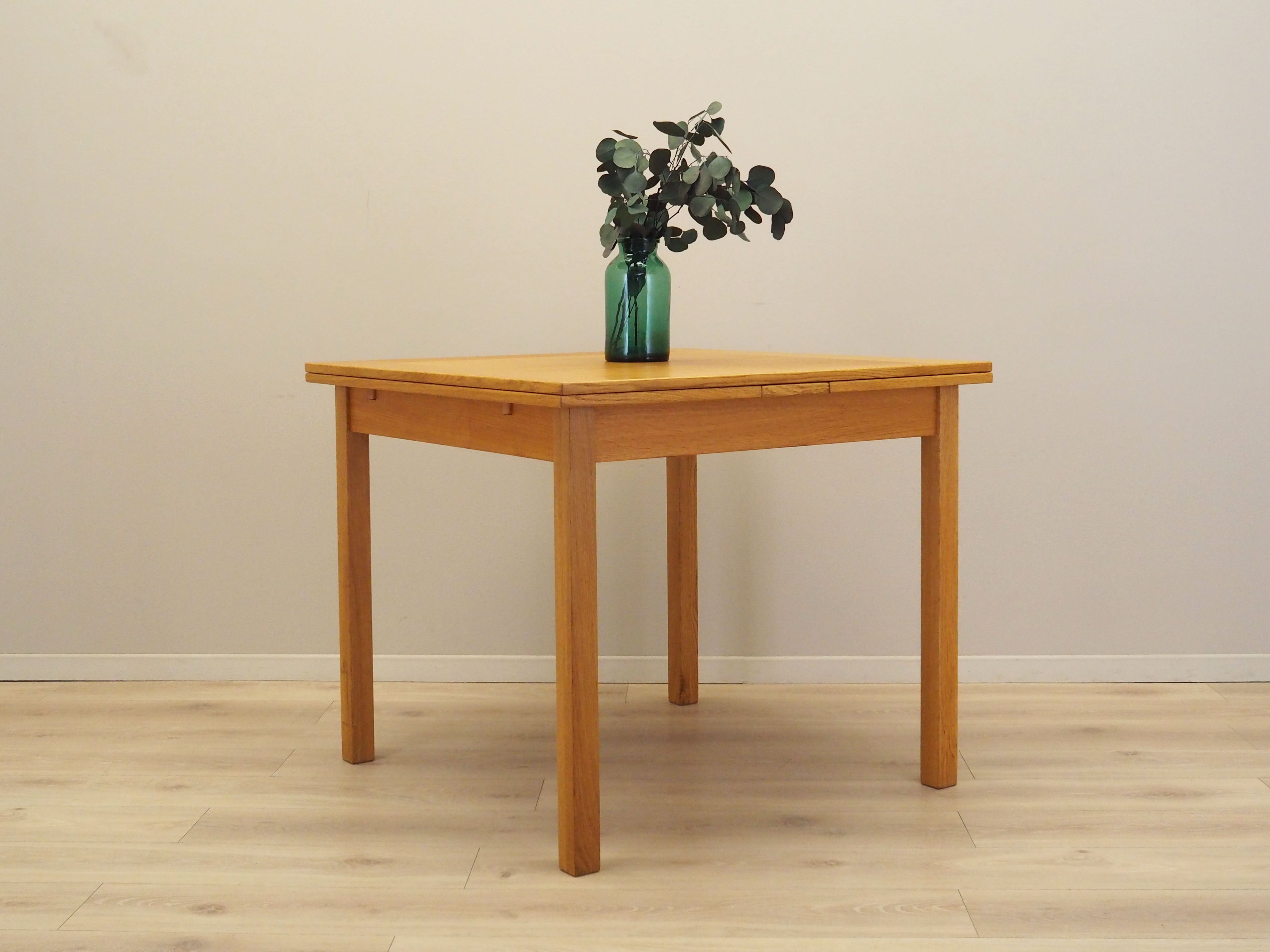 Oak_table_Danish_design_1960s_production_Denmark