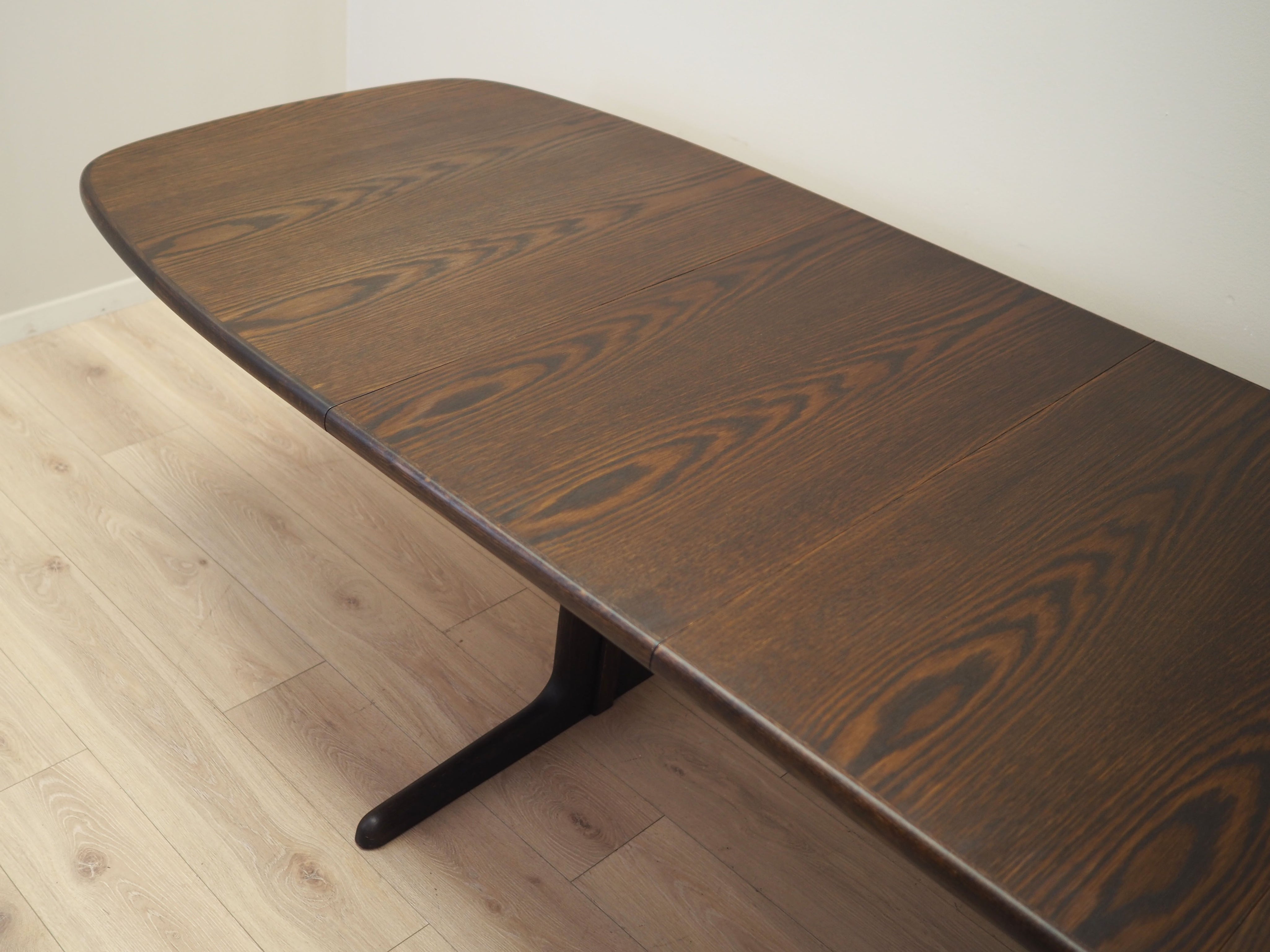 Oak_table_Danish_design_1970s_manufacturer_Skovby