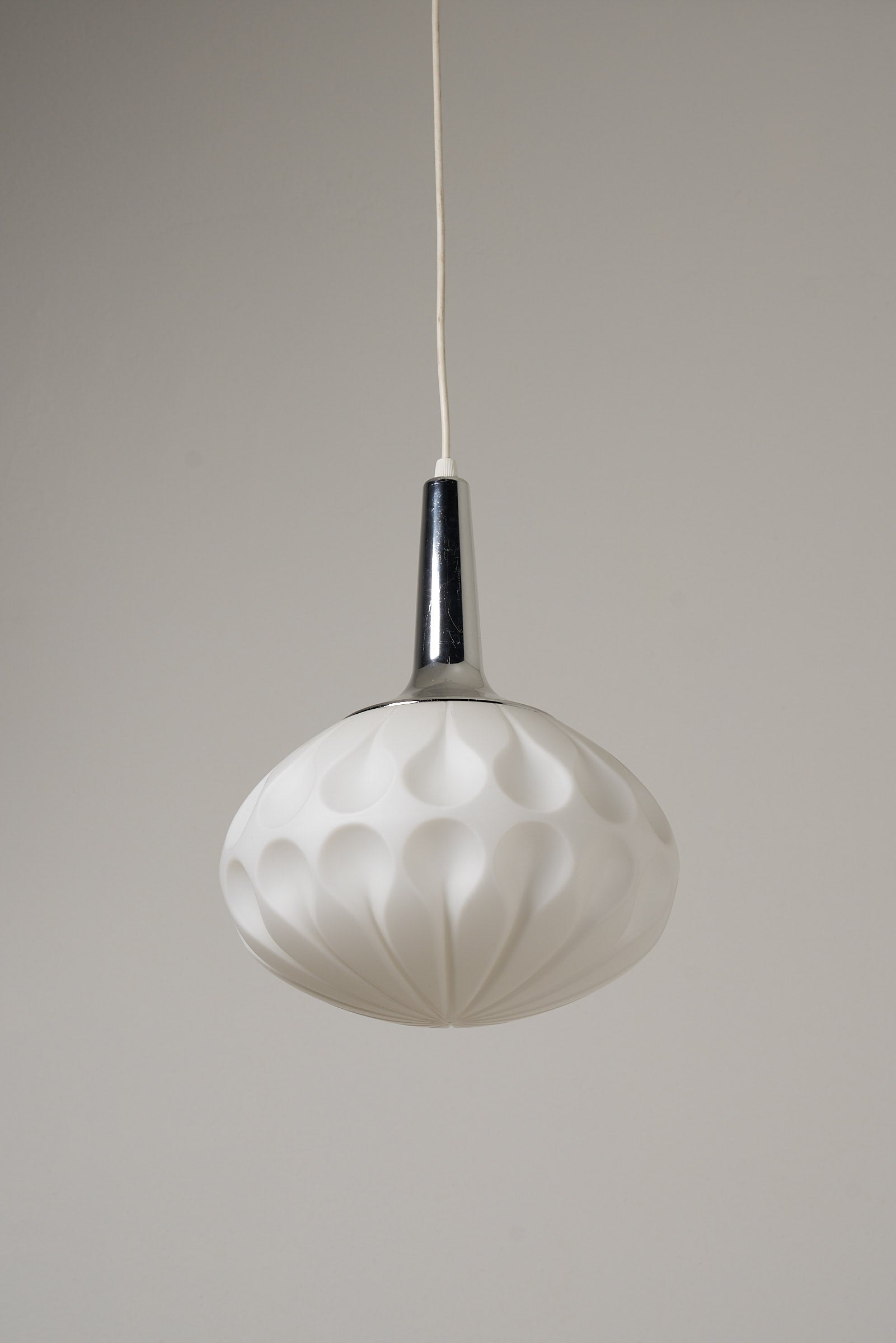 Opal_Glass_Pendant_with_Teardrop_Motive_Peill+Putzler