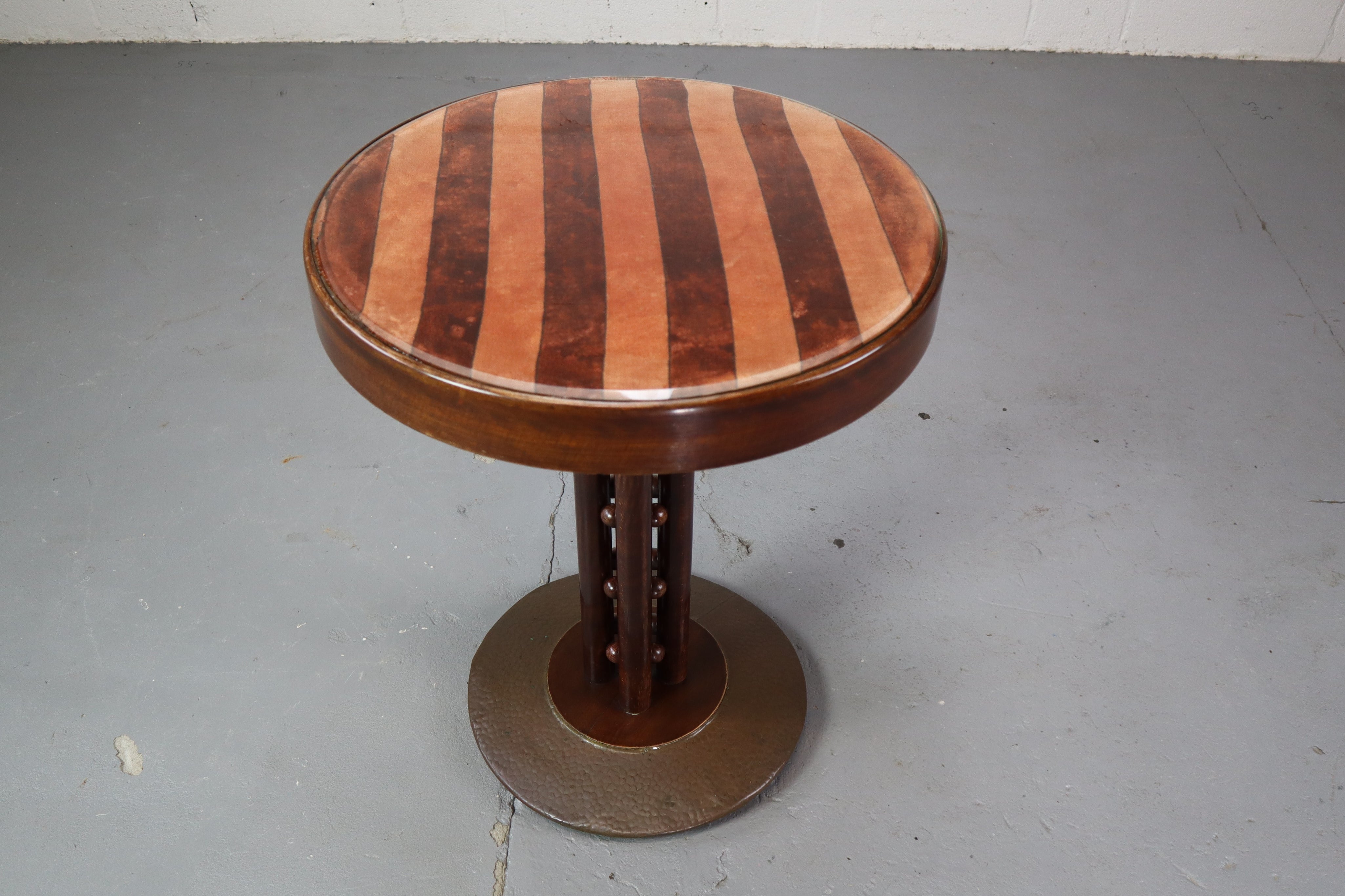 Pedestal_table_by_Josef_Hoffmann_and_executed_by_J._J._Kohn_Vienna_1908