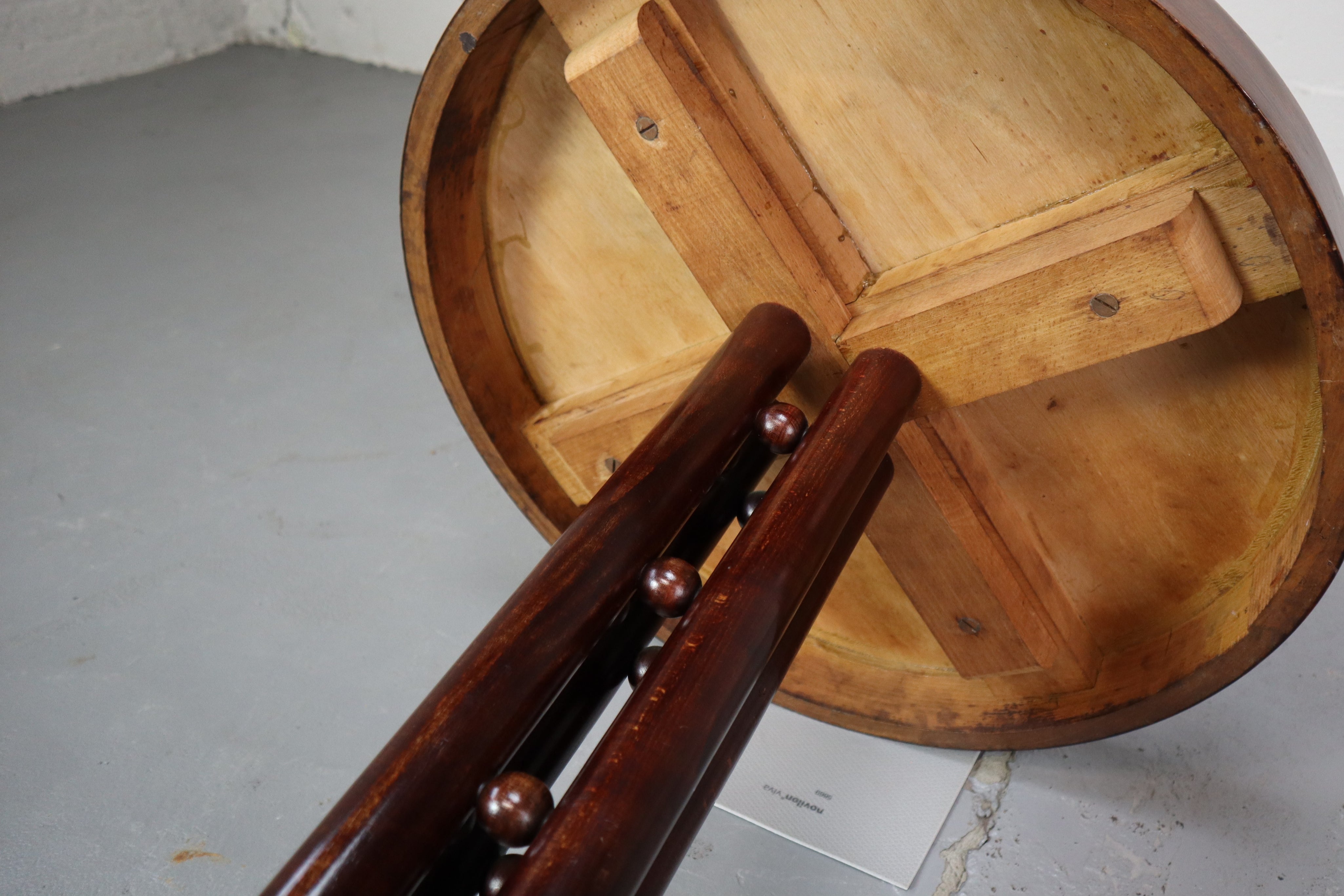 Pedestal_table_by_Josef_Hoffmann_and_executed_by_J._J._Kohn_Vienna_1908