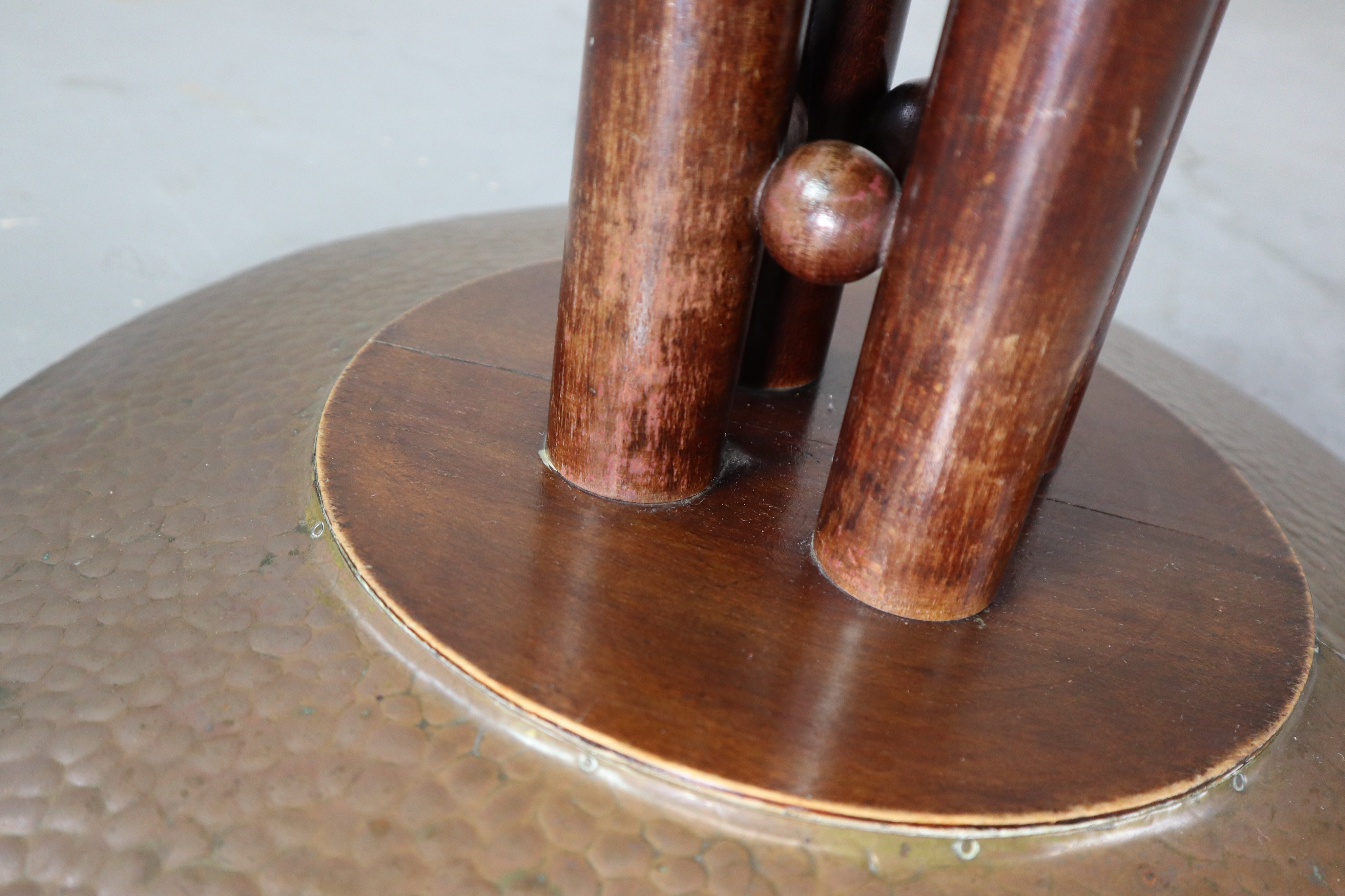 Pedestal_table_by_Josef_Hoffmann_and_executed_by_J._J._Kohn_Vienna_1908