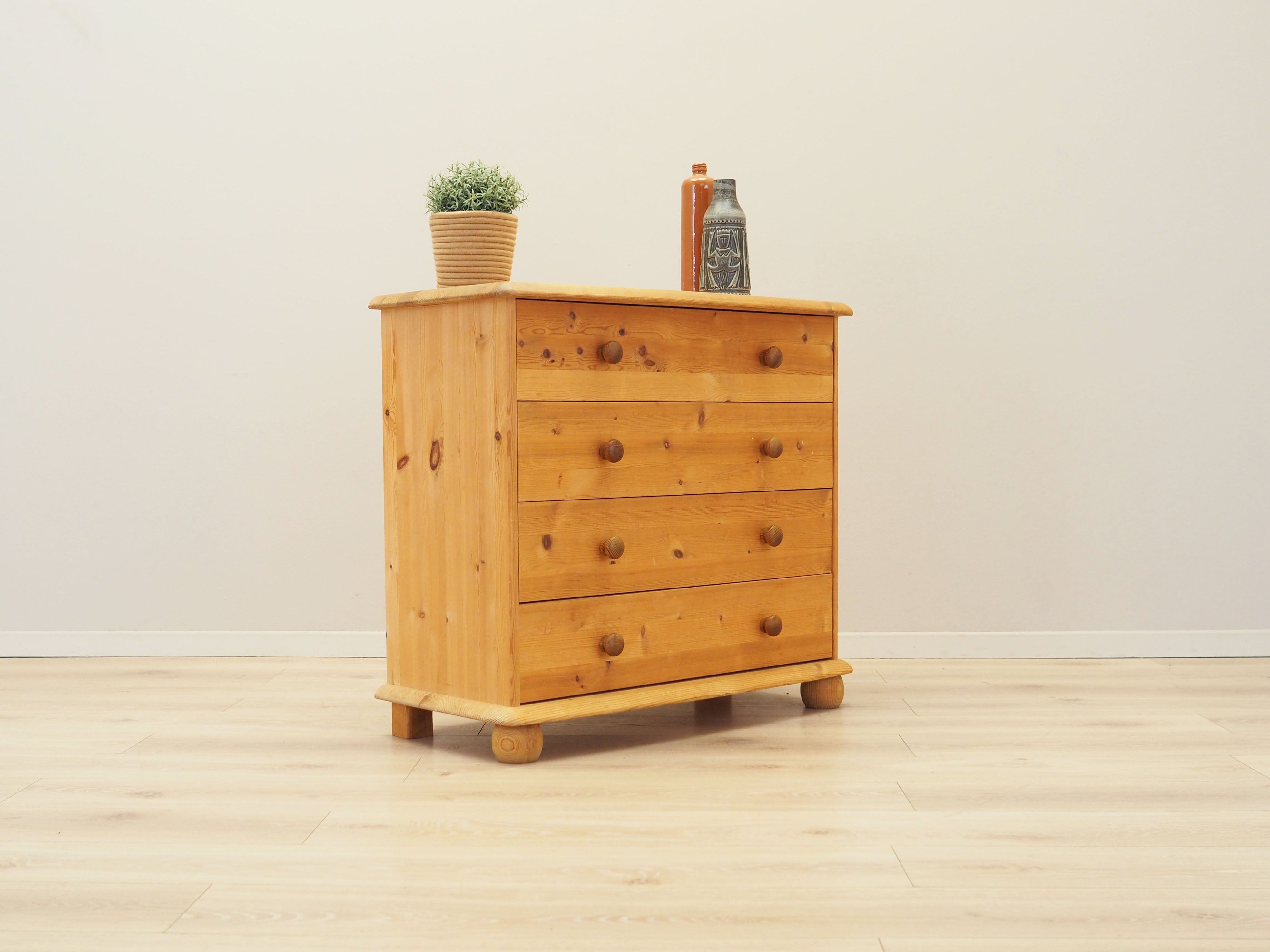 Pine_chest_of_drawers_Danish_design_00s_production_Denmark
