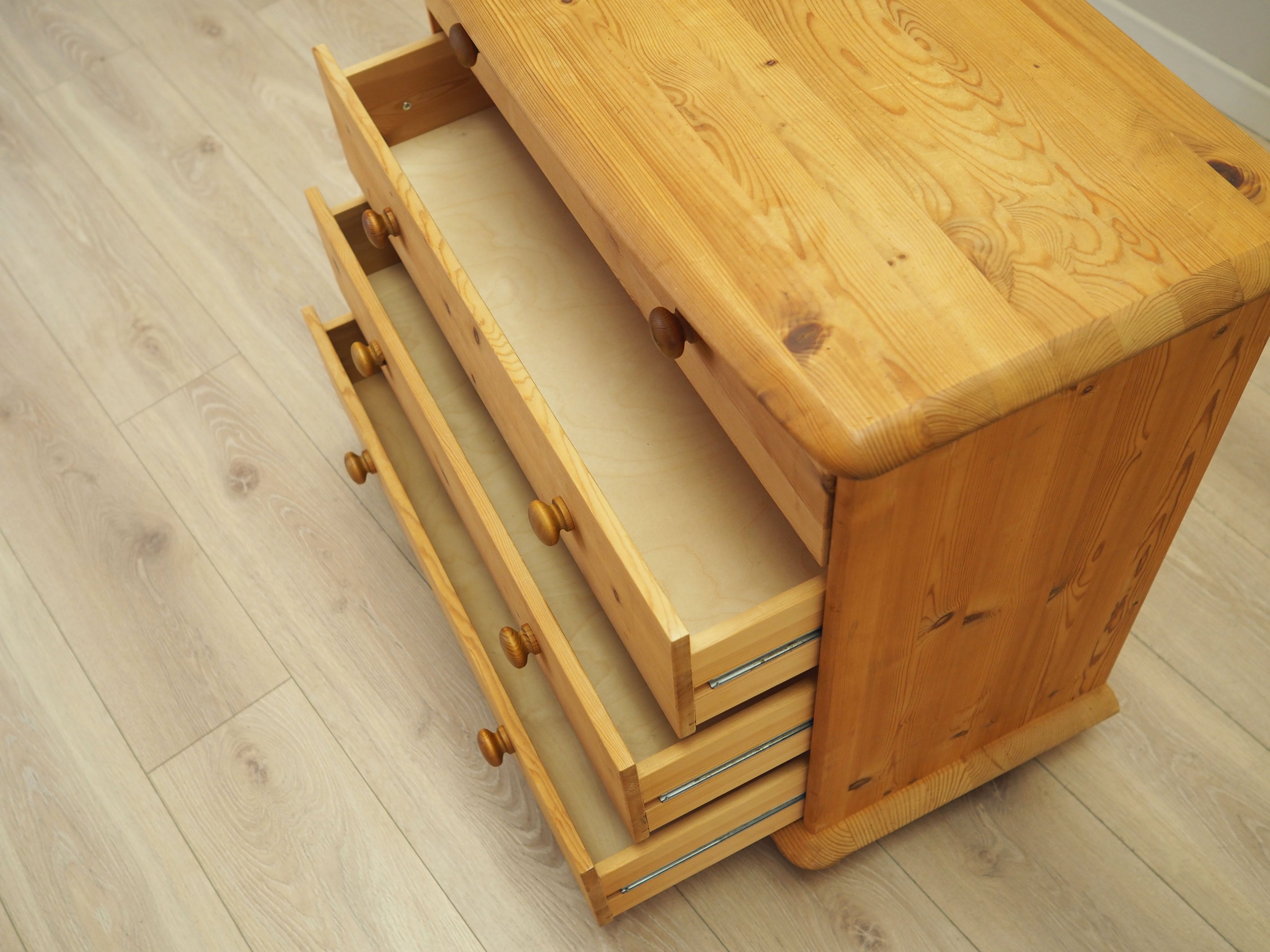 Pine_chest_of_drawers_Danish_design_00s_production_Denmark