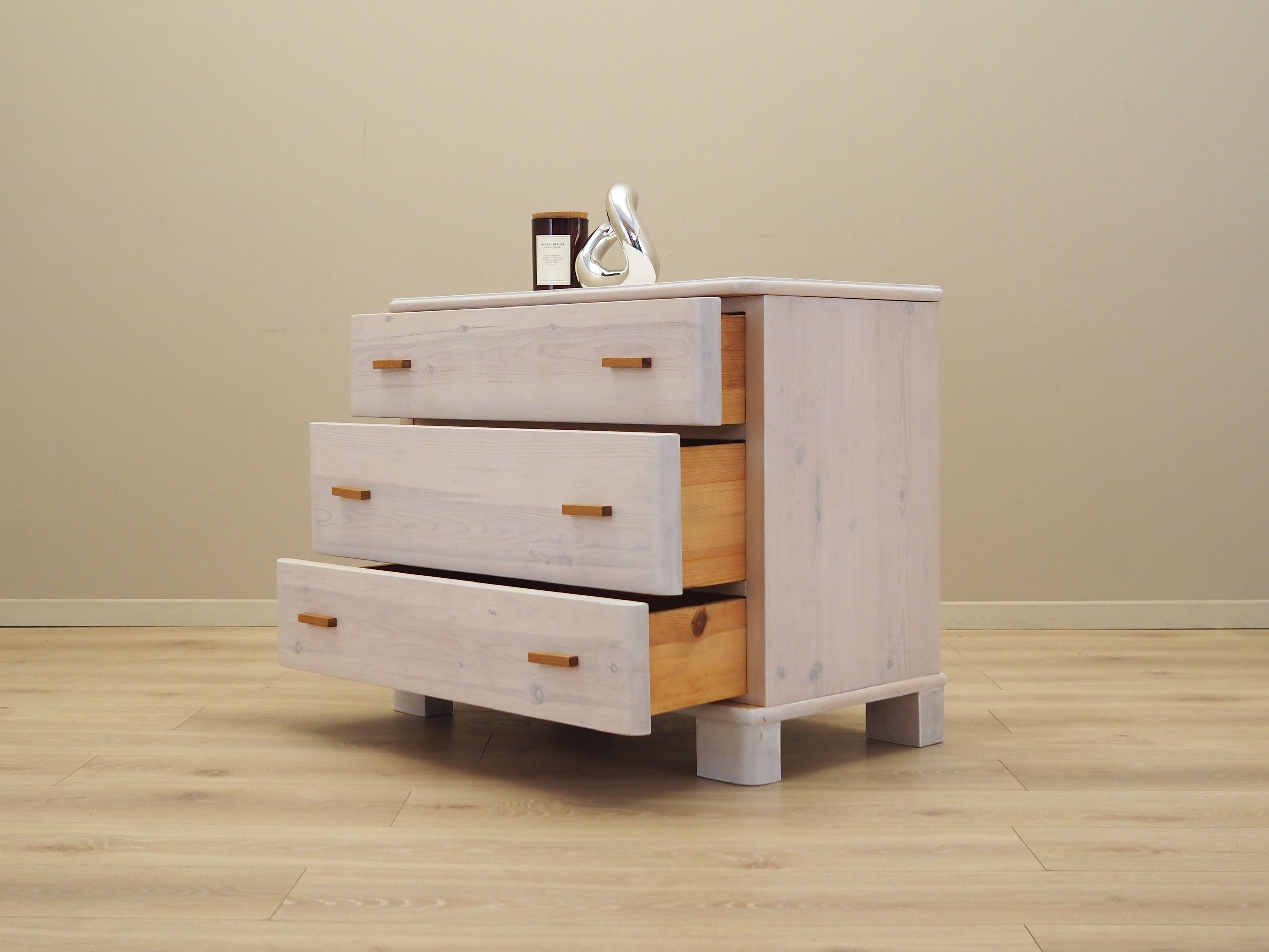 Pine_chest_of_drawers_Danish_design_1960s_production_Denmark
