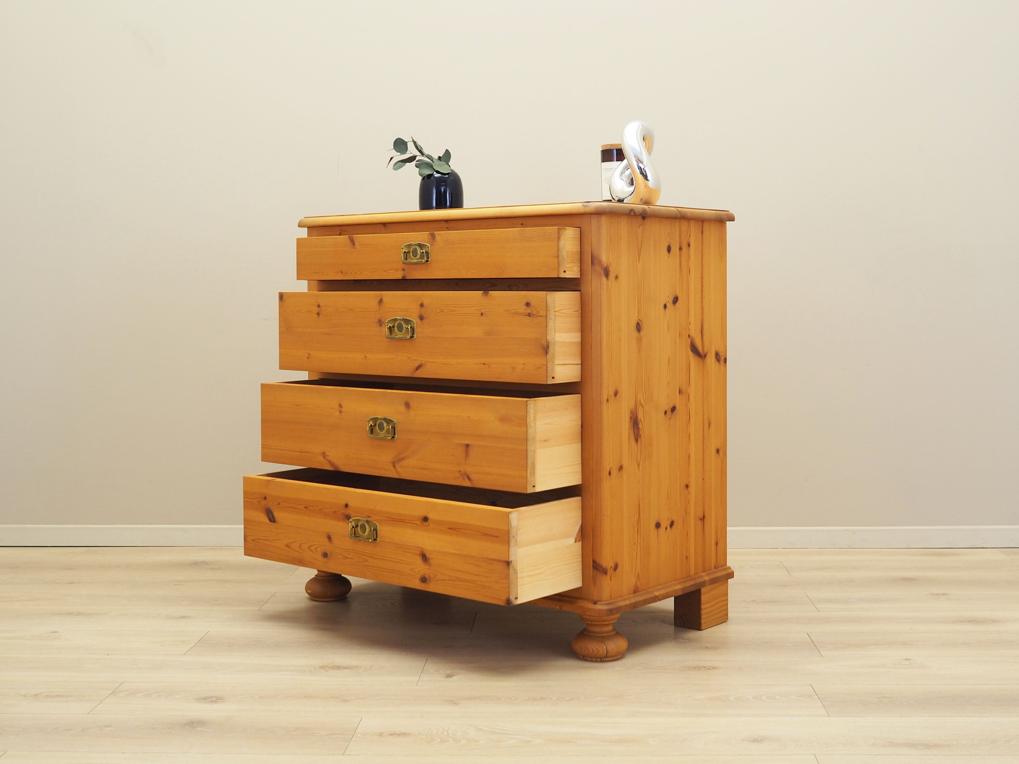 Pine_chest_of_drawers_Danish_design_2000s_production_Denmark