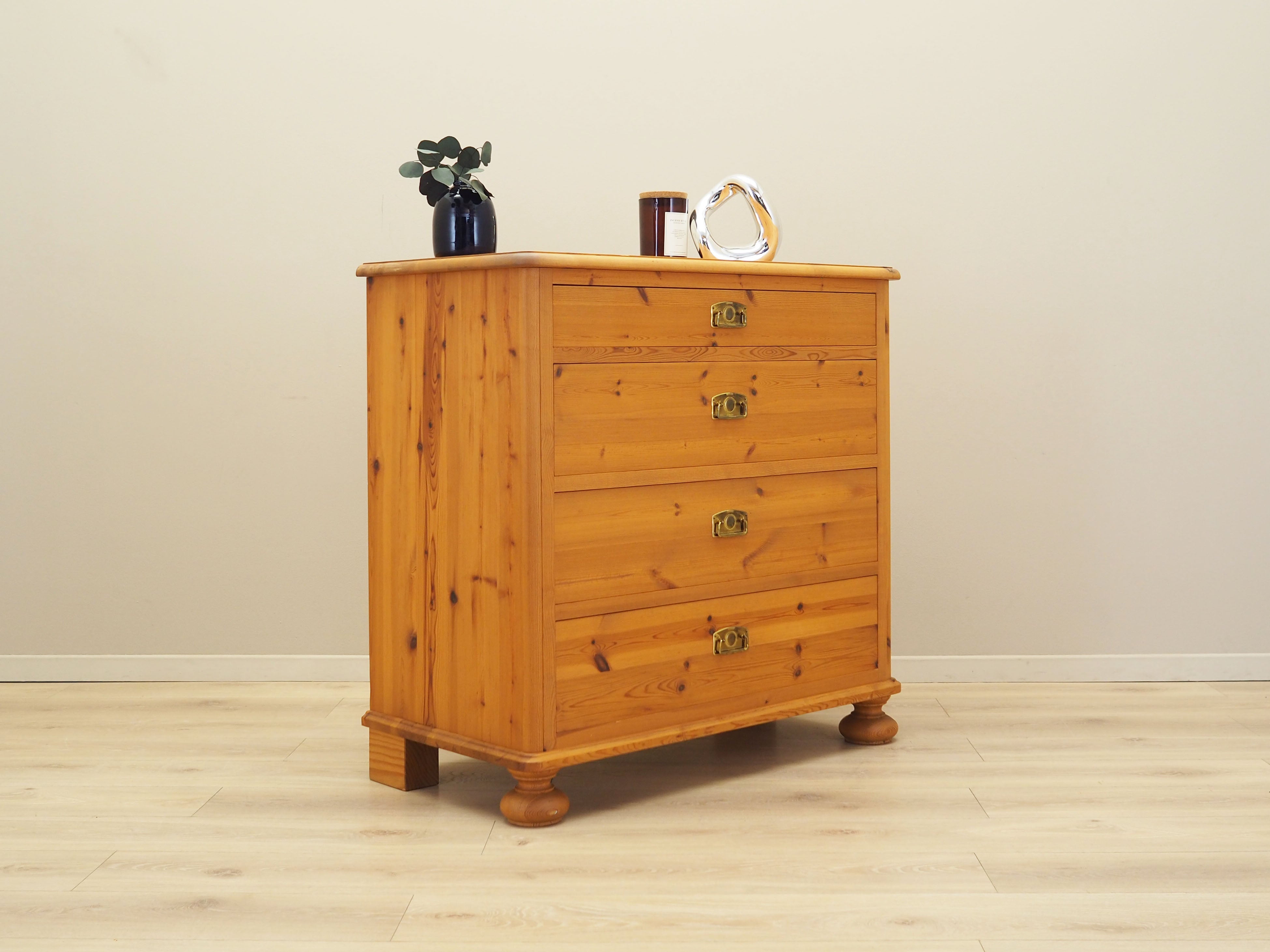 Pine_chest_of_drawers_Danish_design_2000s_production_Denmark