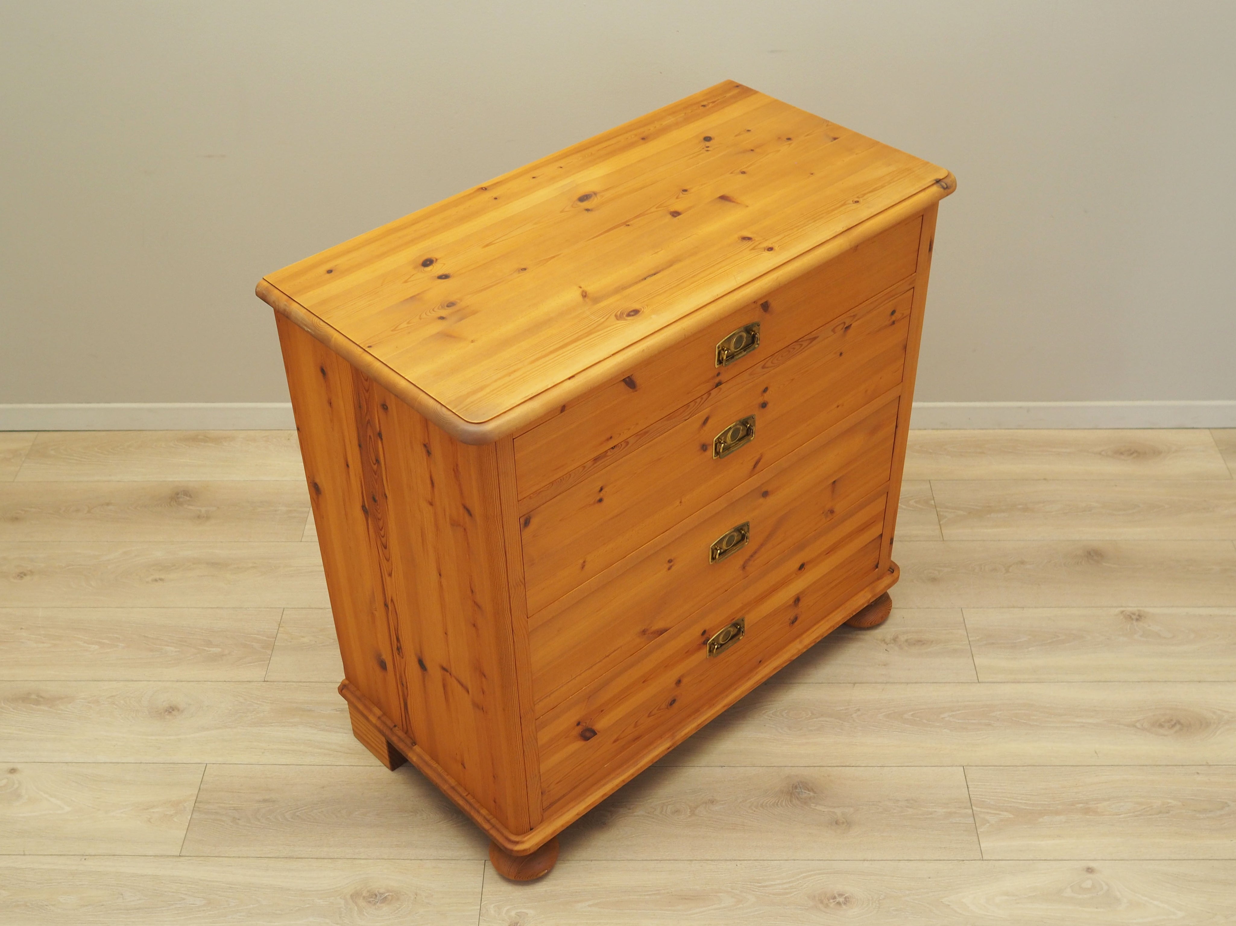Pine_chest_of_drawers_Danish_design_2000s_production_Denmark