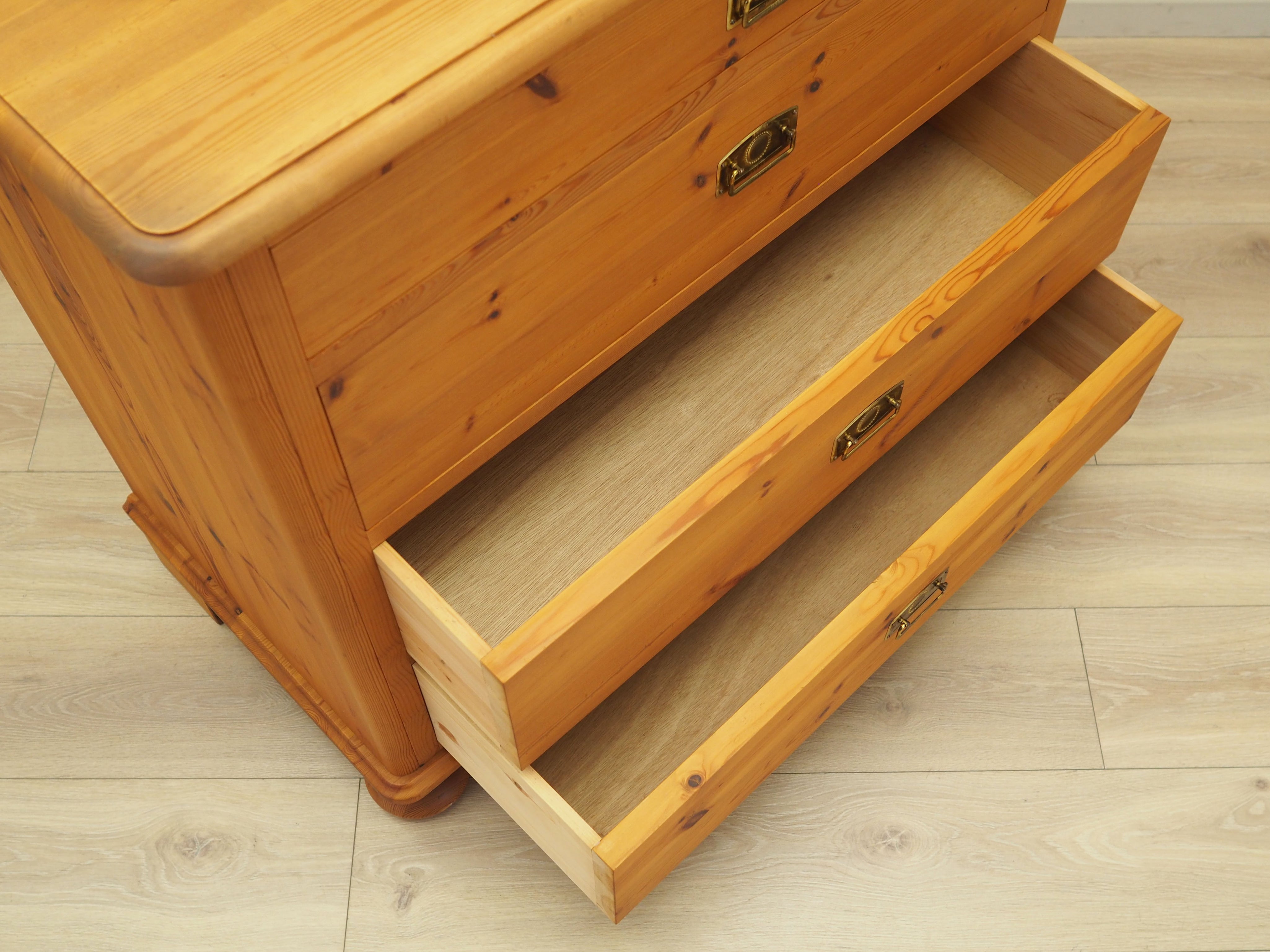 Pine_chest_of_drawers_Danish_design_2000s_production_Denmark