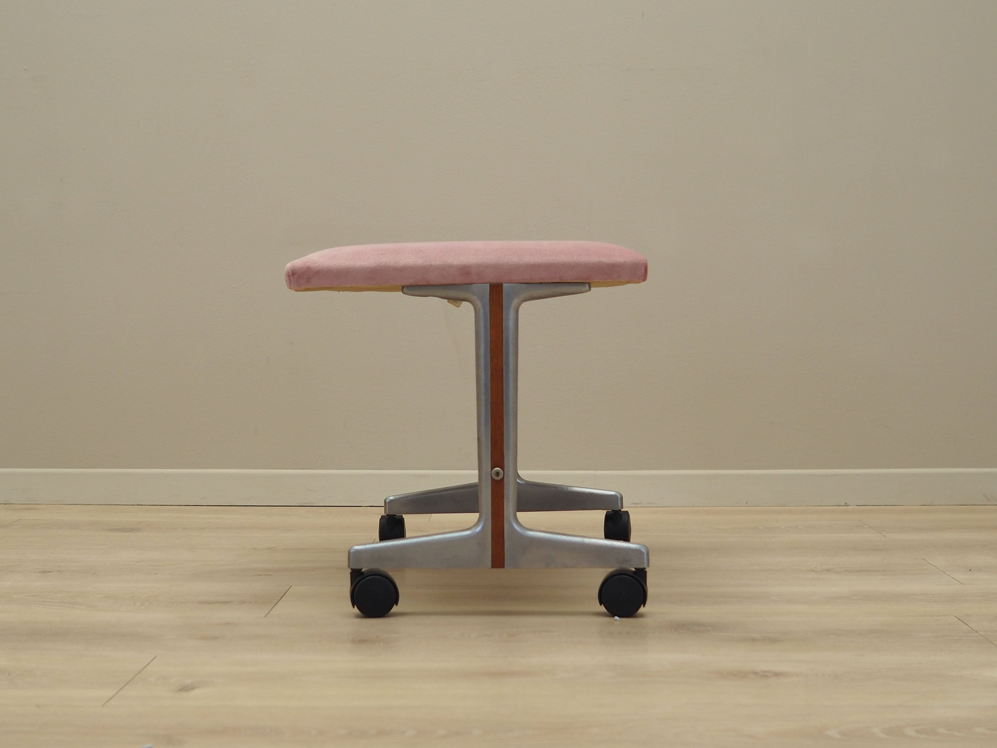 Pink_footrest_Danish_design_1960s_production_Denmark