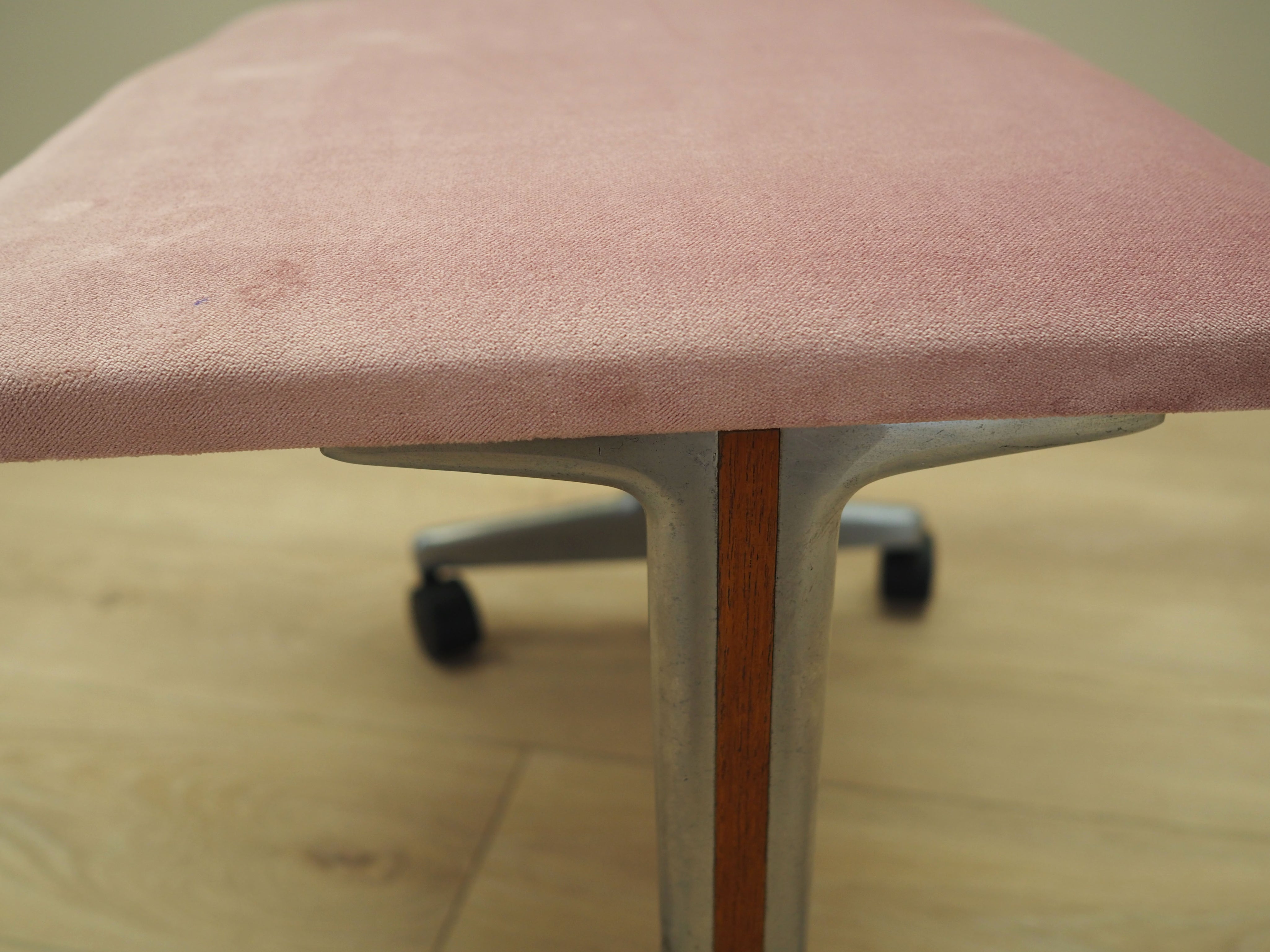 Pink_footrest_Danish_design_1960s_production_Denmark