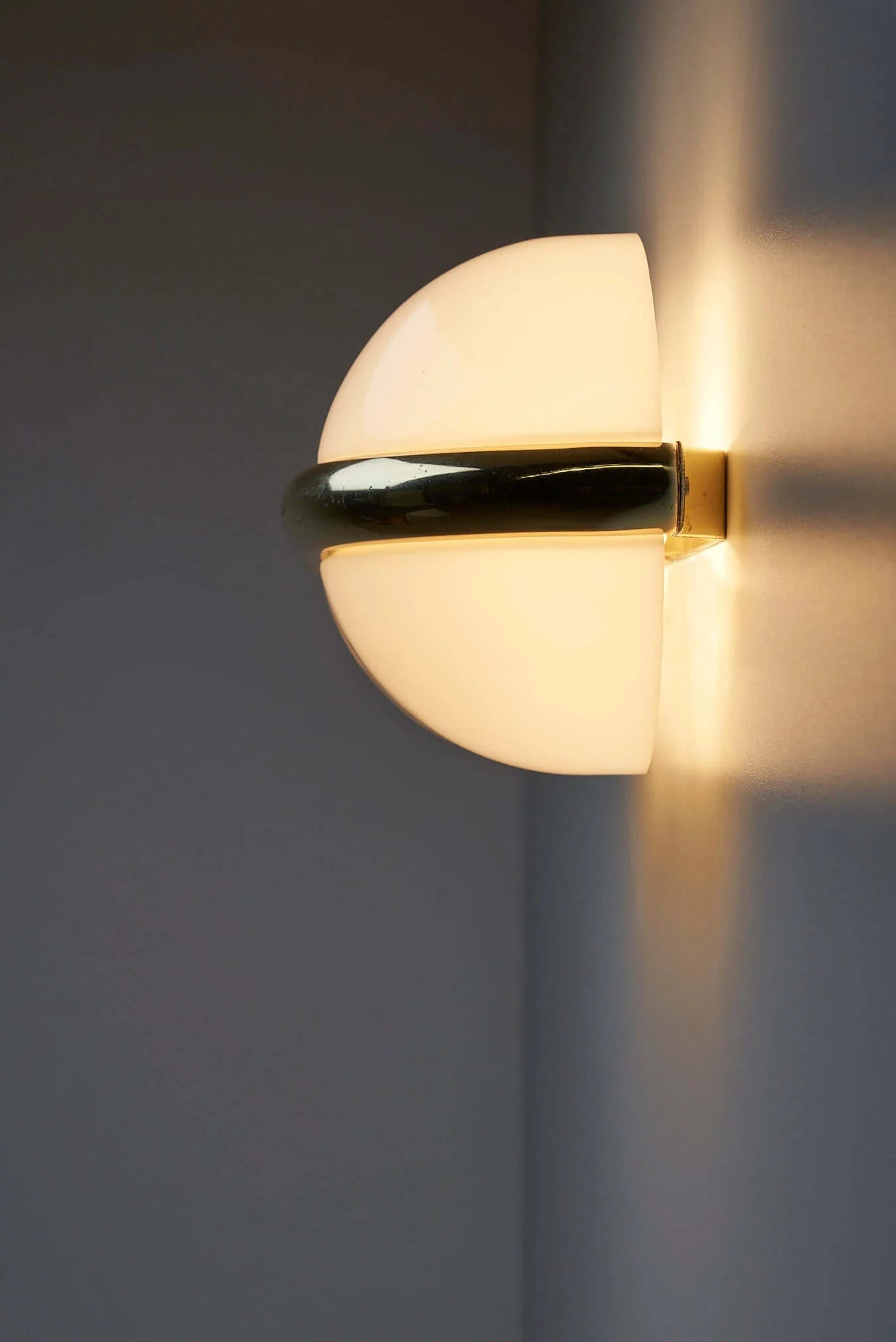 Plexiglass_With_Brass_Wall_Light_Metalarte