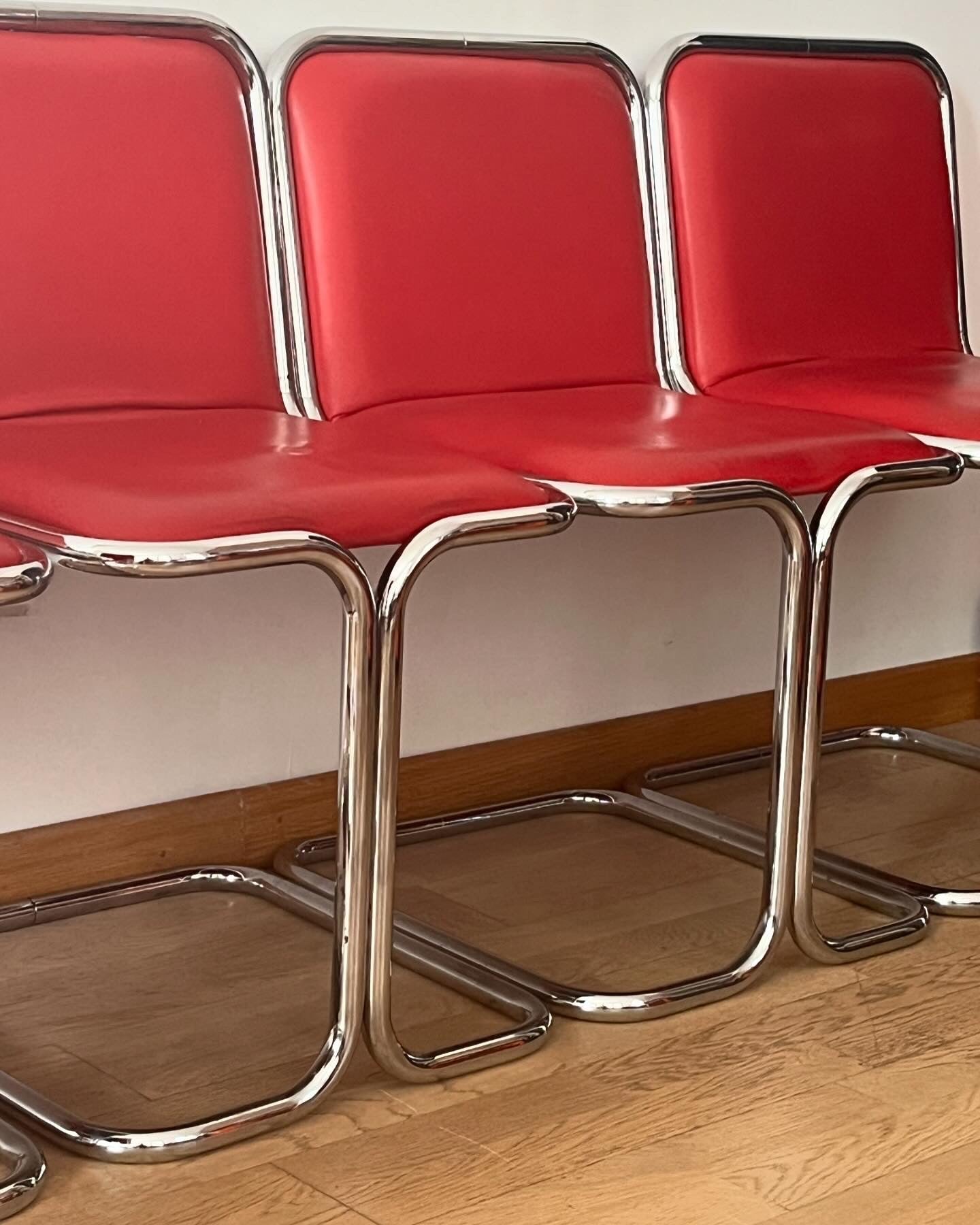 SeT_oF_6_ReD_BauHauS_CHaiRS