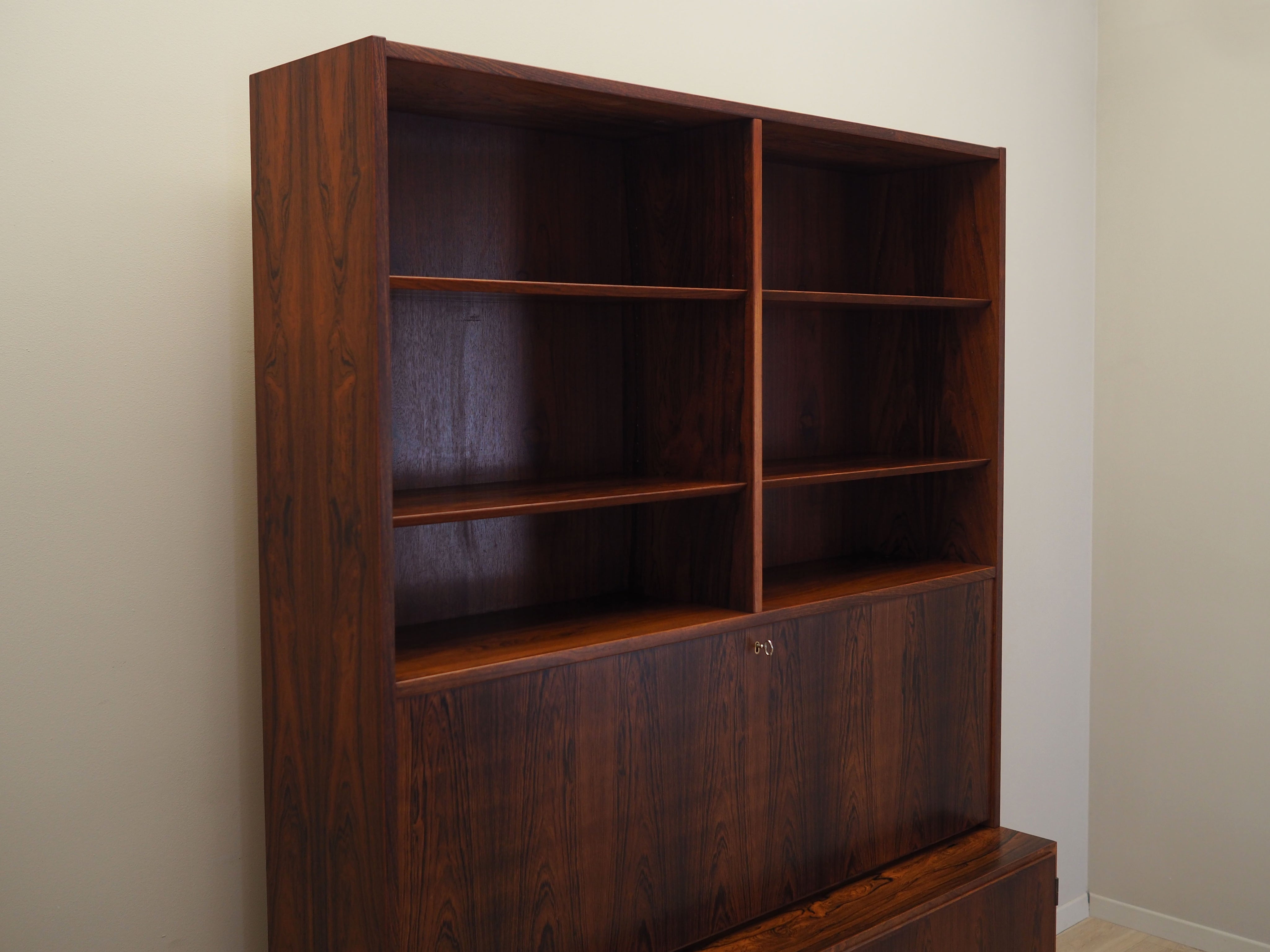 Rosewood_bookcase_Danish_design_1970s_designer_Carlo_Jensen_production_Hundevad