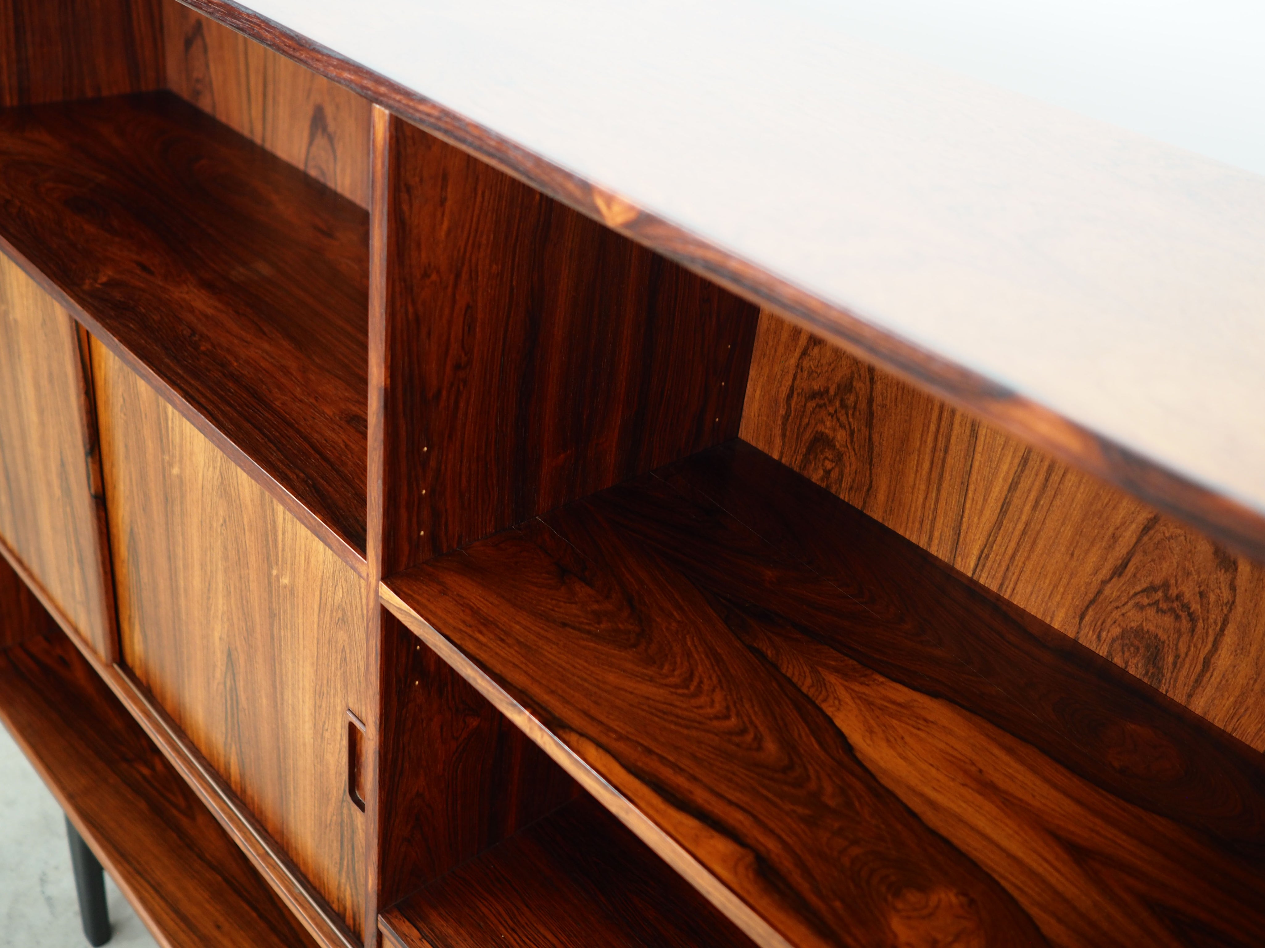 Rosewood_bookcase_Danish_design_1970s_designer_Erik_Jensen_production_Westergaards_M_belfabrik