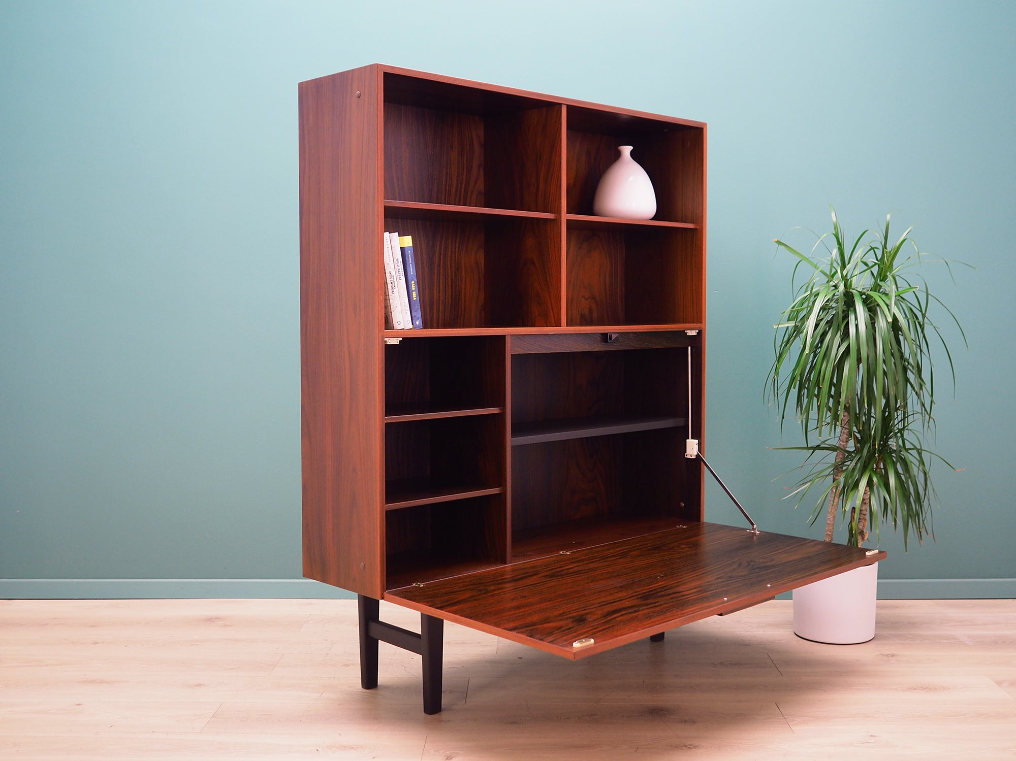 Rosewood_bookcase_Danish_design_1970s_designer_Ib_Kofod_Larsen_manufacturer_Faarup