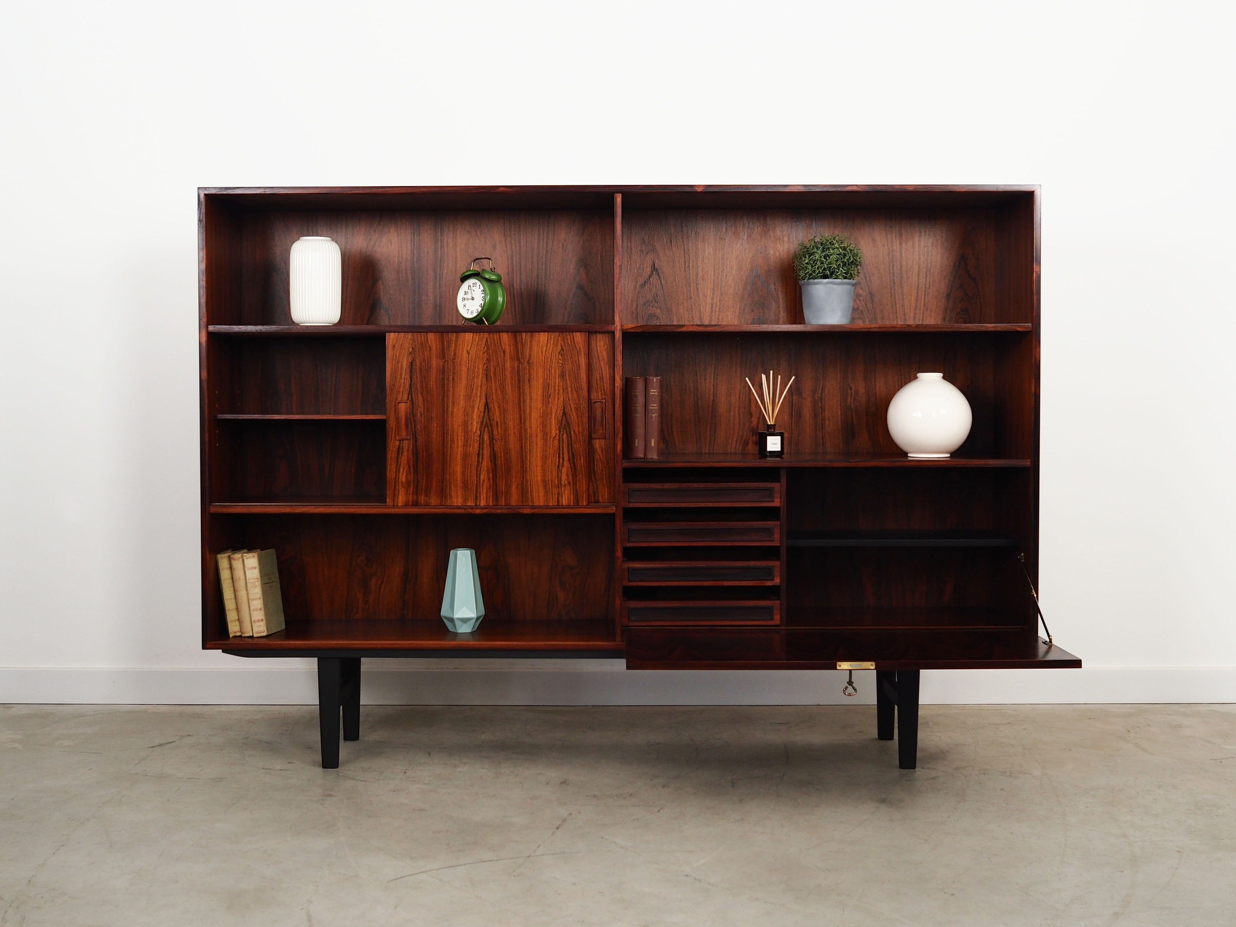 Rosewood_bookcase_in_Danish_design_1970s_designer_Erik_Jensen_production_Westergaards_M_belfabrik