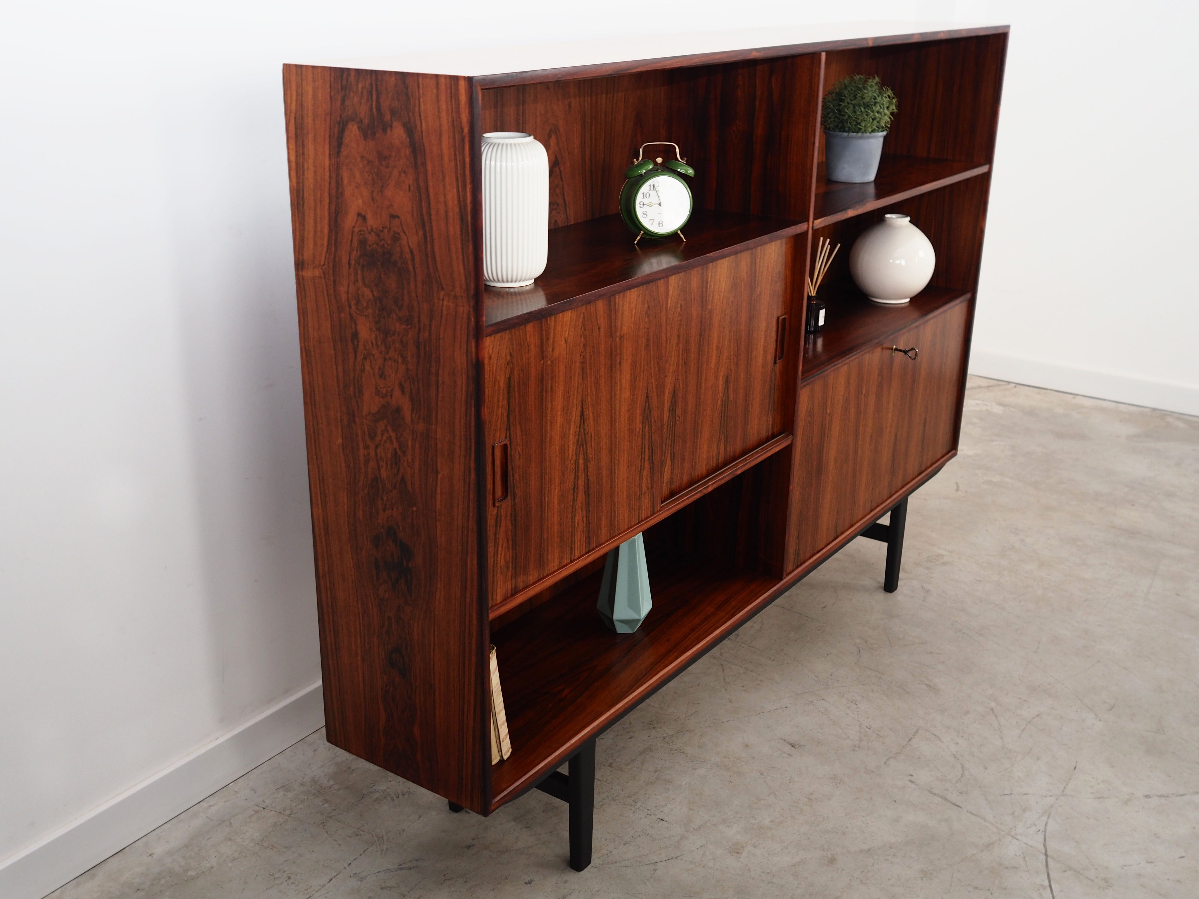 Rosewood_bookcase_in_Danish_design_1970s_designer_Erik_Jensen_production_Westergaards_M_belfabrik