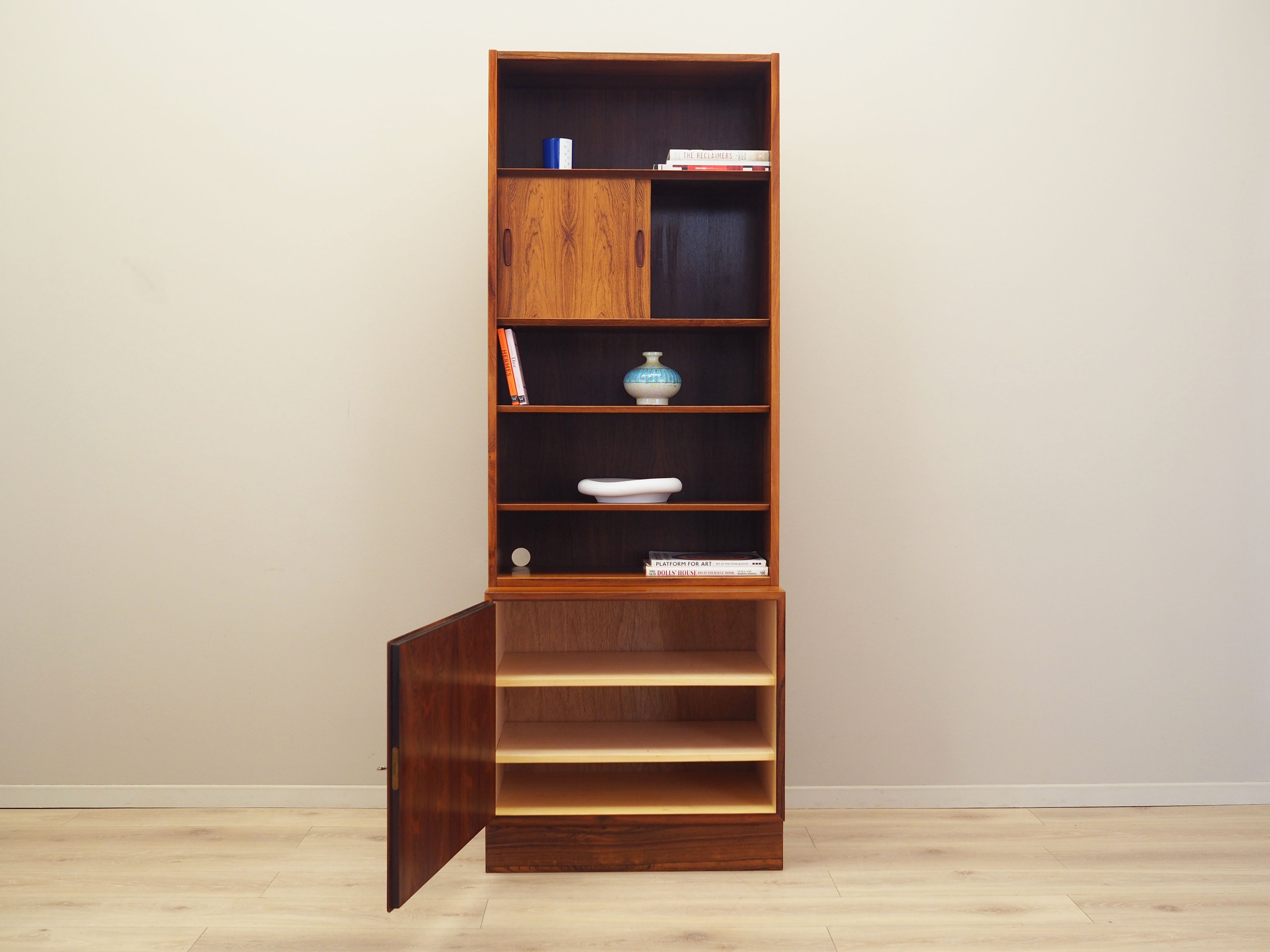 Rosewood_bookcase_in_Danish_design_1970s_production_Hundevad