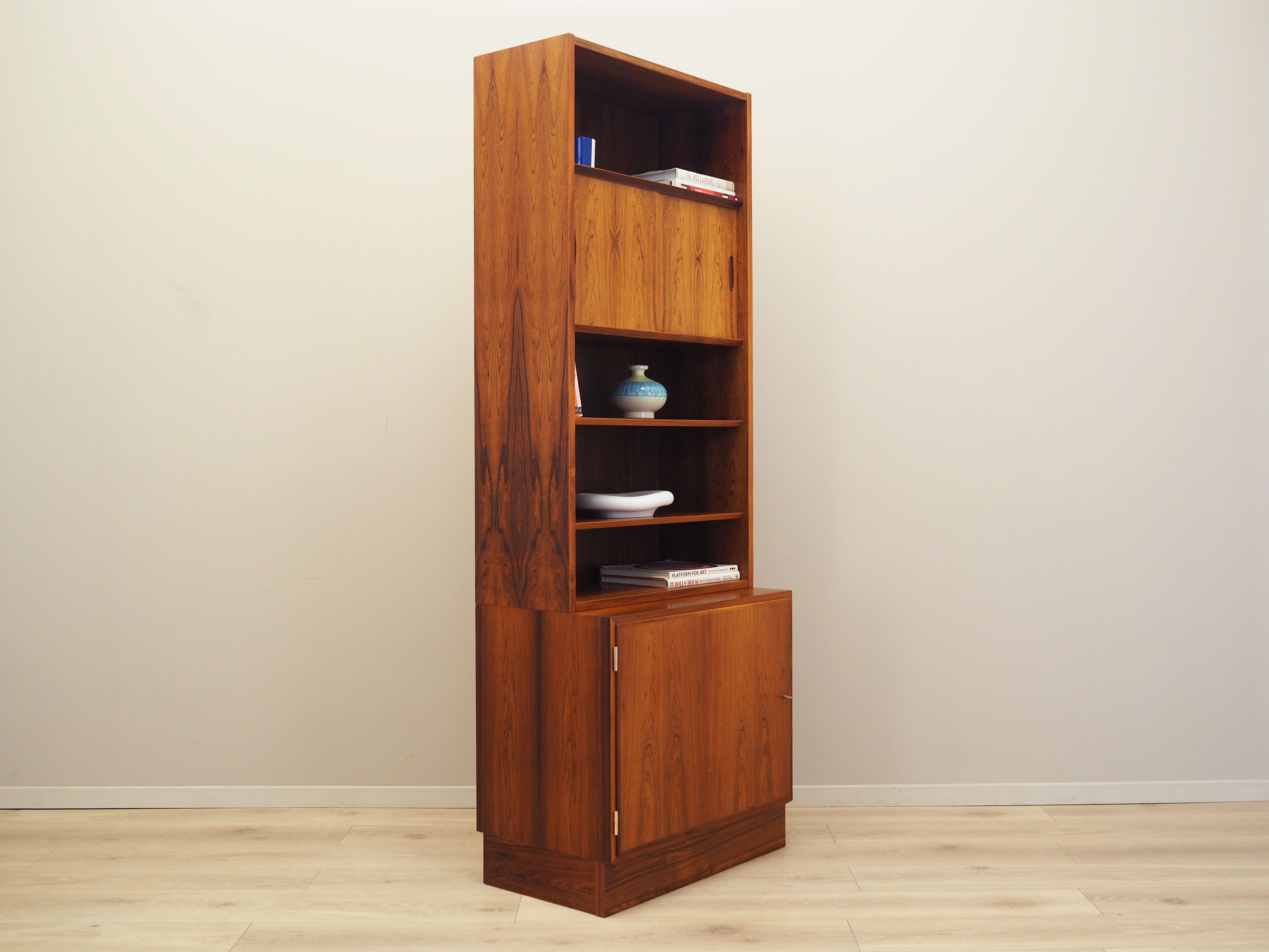 Rosewood_bookcase_in_Danish_design_1970s_production_Hundevad