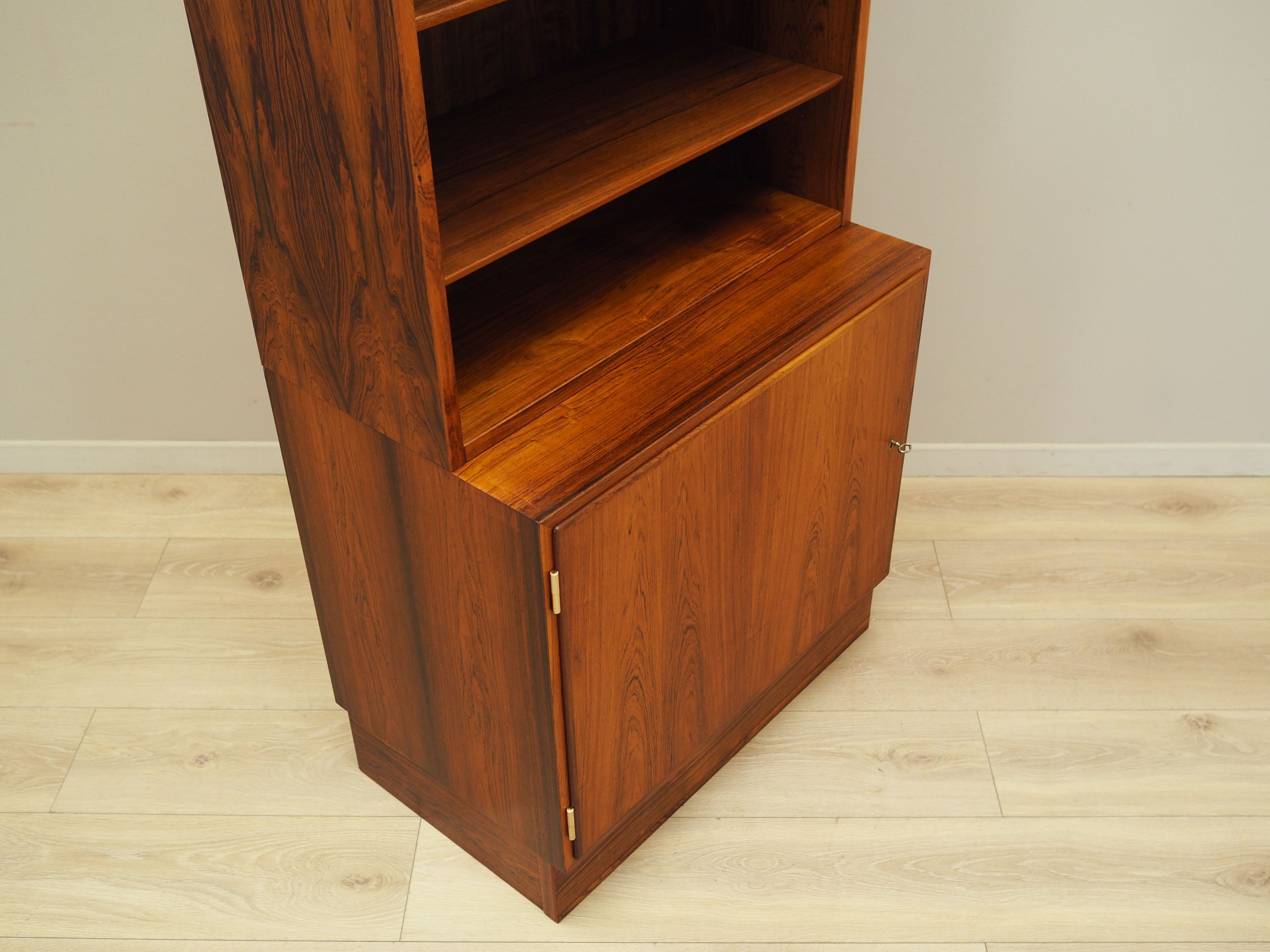 Rosewood_bookcase_in_Danish_design_1970s_production_Hundevad