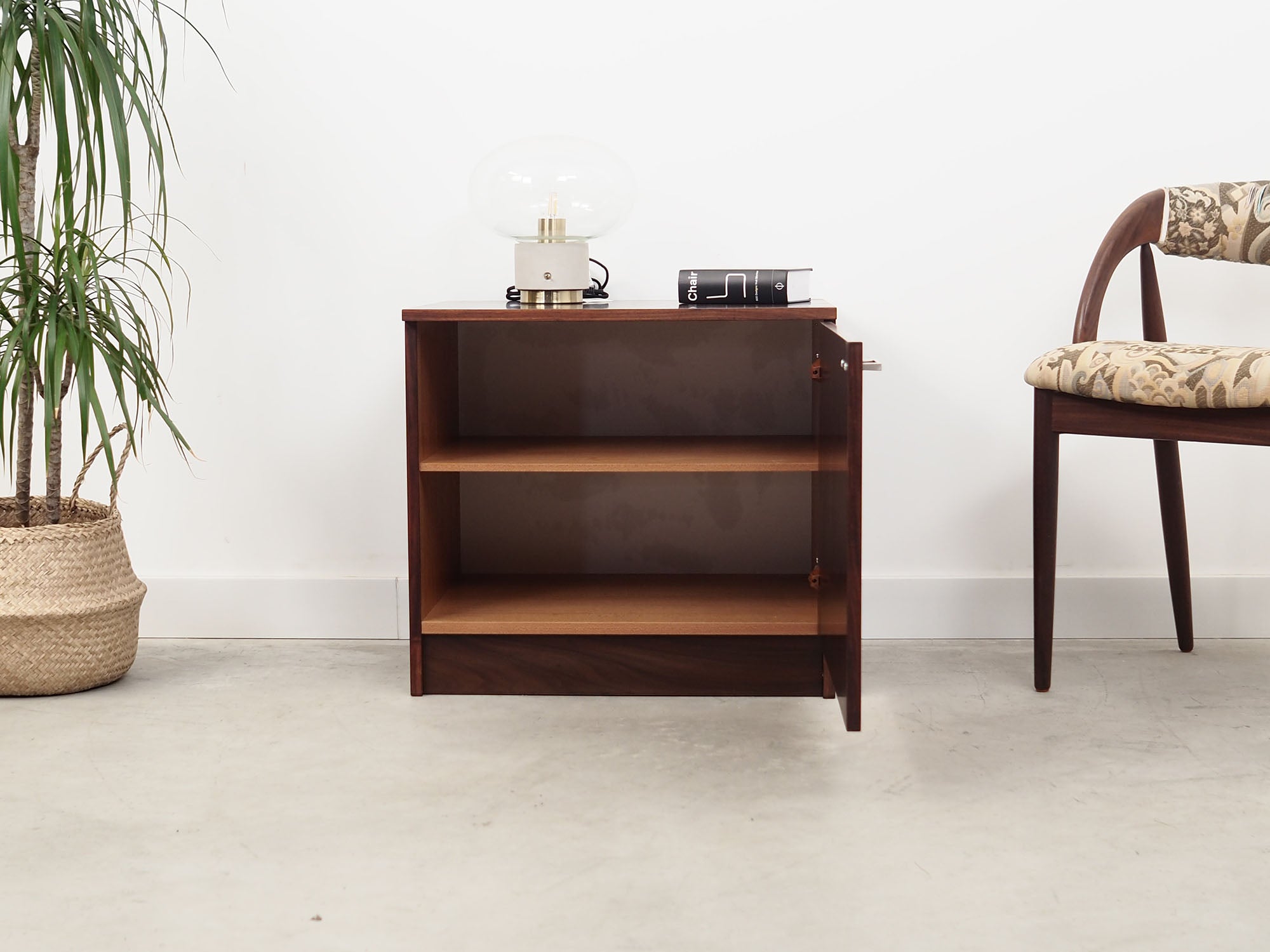 Rosewood_cabinet_Danish_design_1960s_production_Denmark
