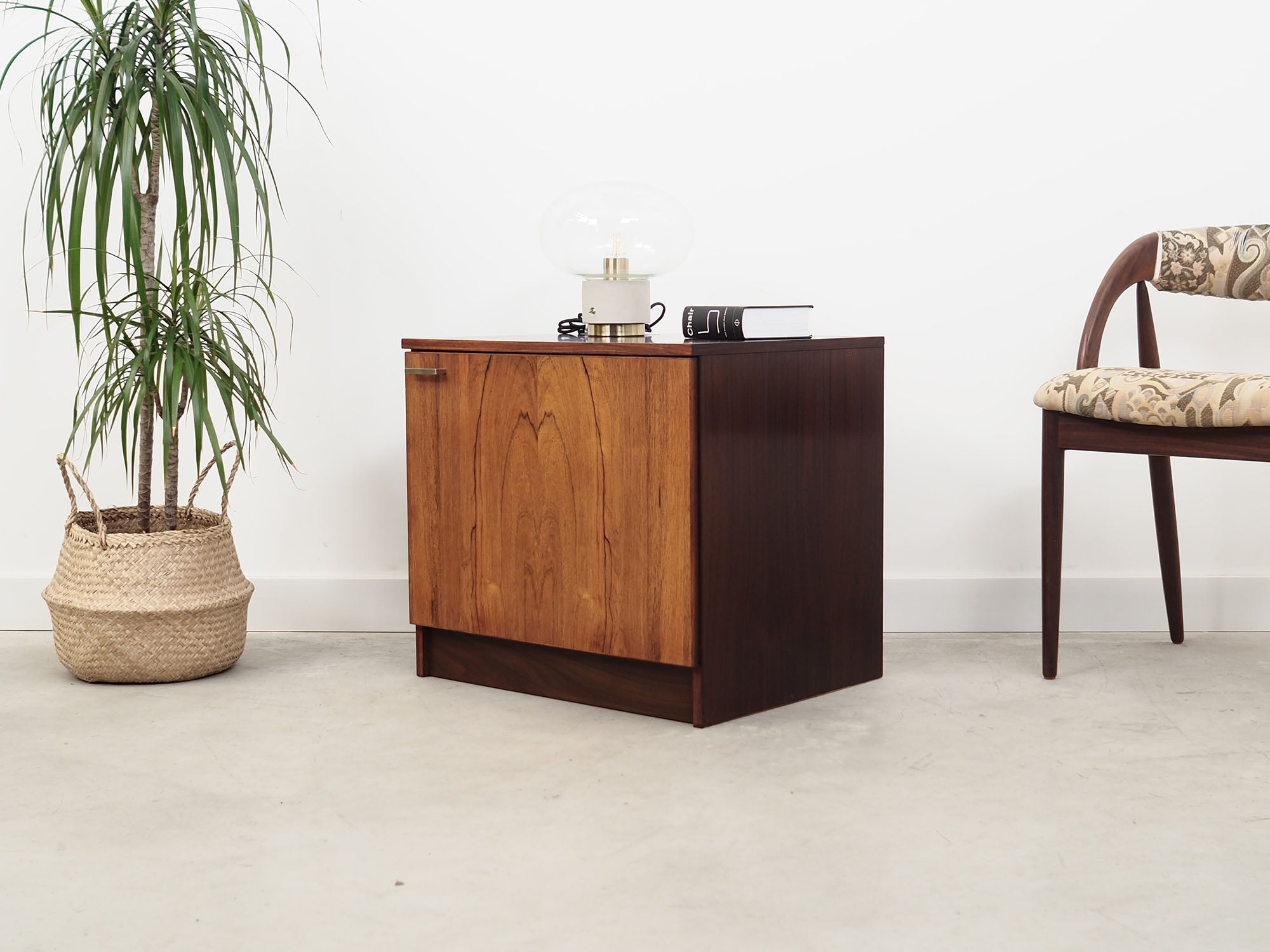 Rosewood_cabinet_Danish_design_1960s_production_Denmark