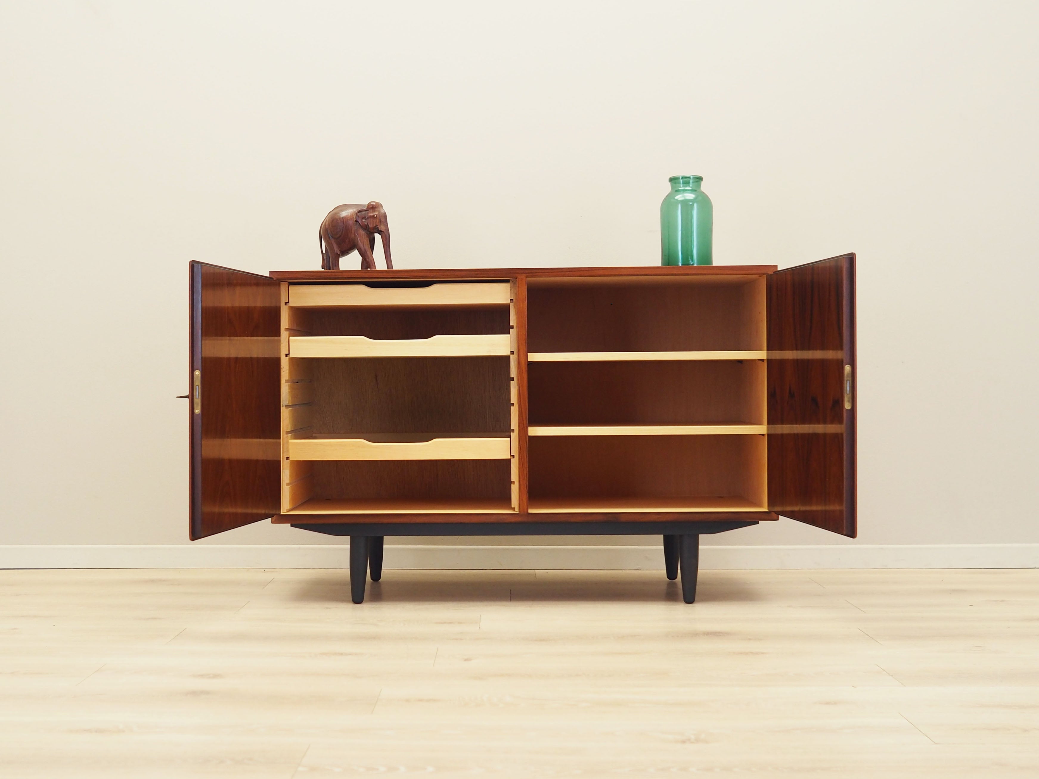 Rosewood_cabinet_Danish_design_1970s_designer_Carlo_Jensen_production_Hundevad