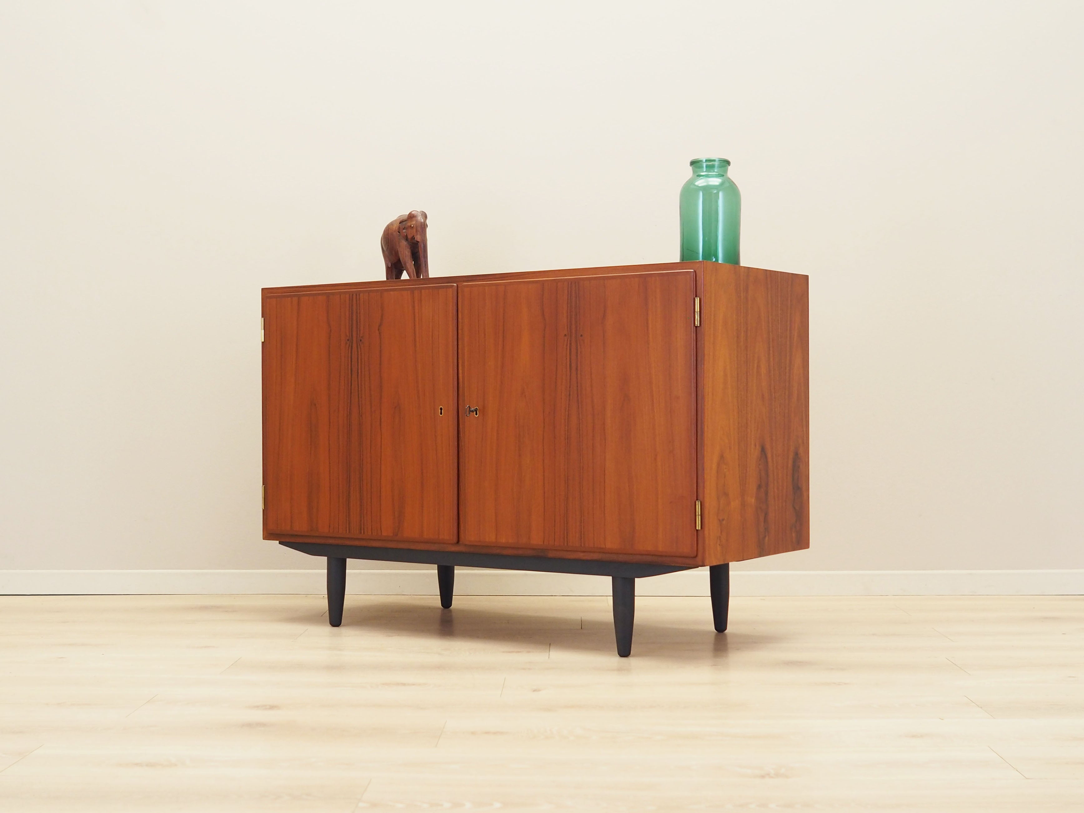 Rosewood_cabinet_Danish_design_1970s_designer_Carlo_Jensen_production_Hundevad