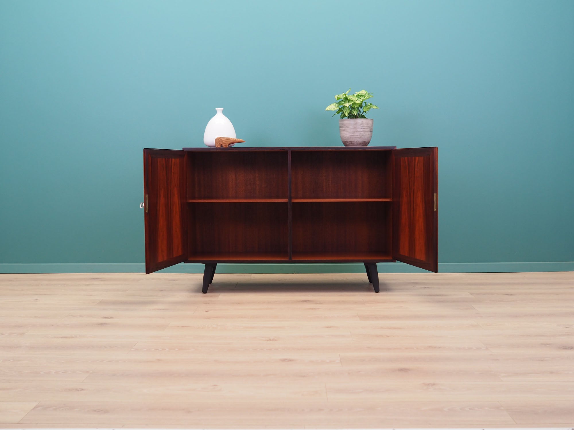 Rosewood_cabinet_Danish_design_1970s_manufacturer_Hundevad_Co