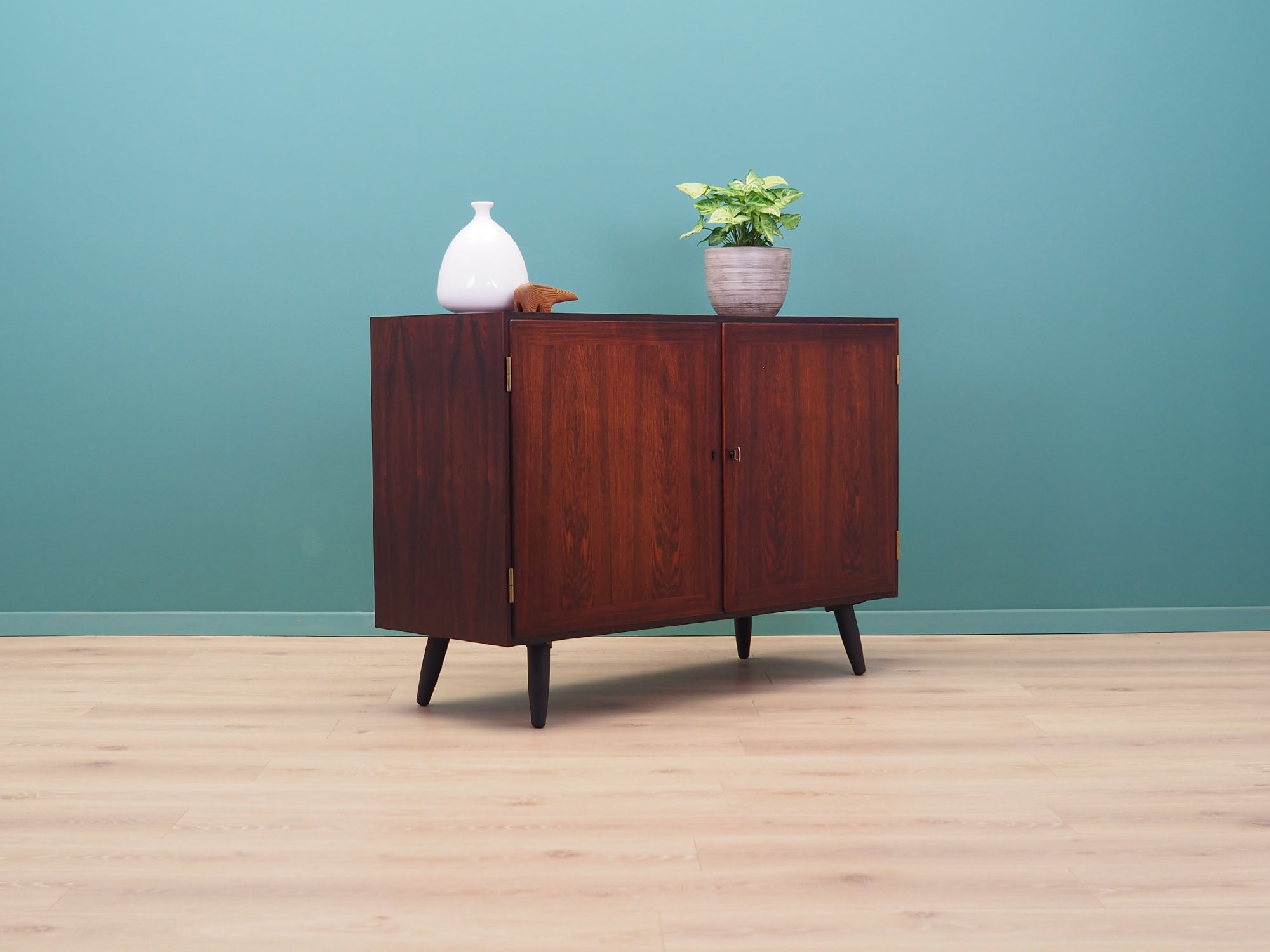 Rosewood_cabinet_Danish_design_1970s_manufacturer_Hundevad_Co