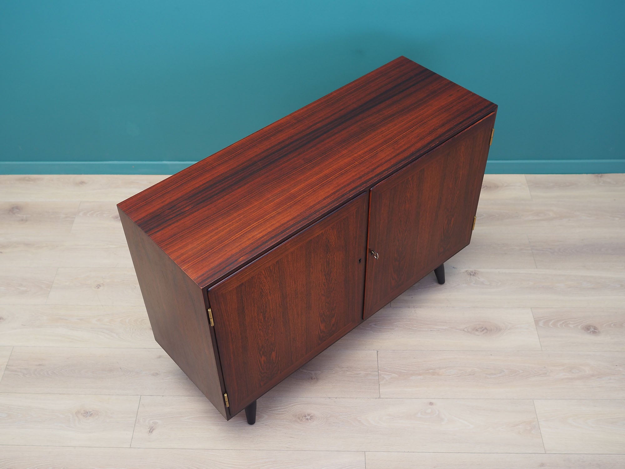 Rosewood_cabinet_Danish_design_1970s_manufacturer_Hundevad_Co