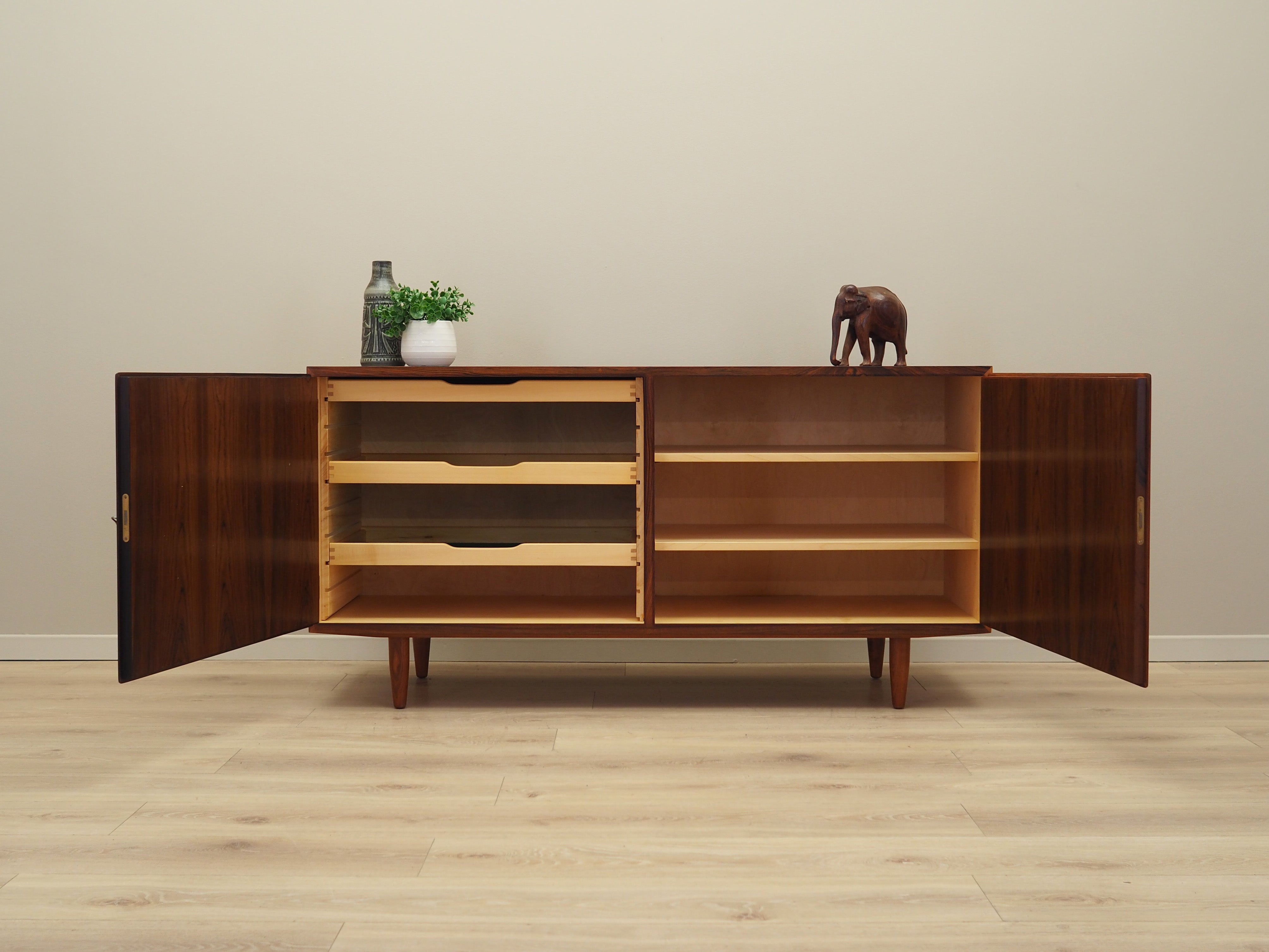 Rosewood_cabinet_Danish_design_from_1970s_designer_Carlo_Jensen_production_Hundevad