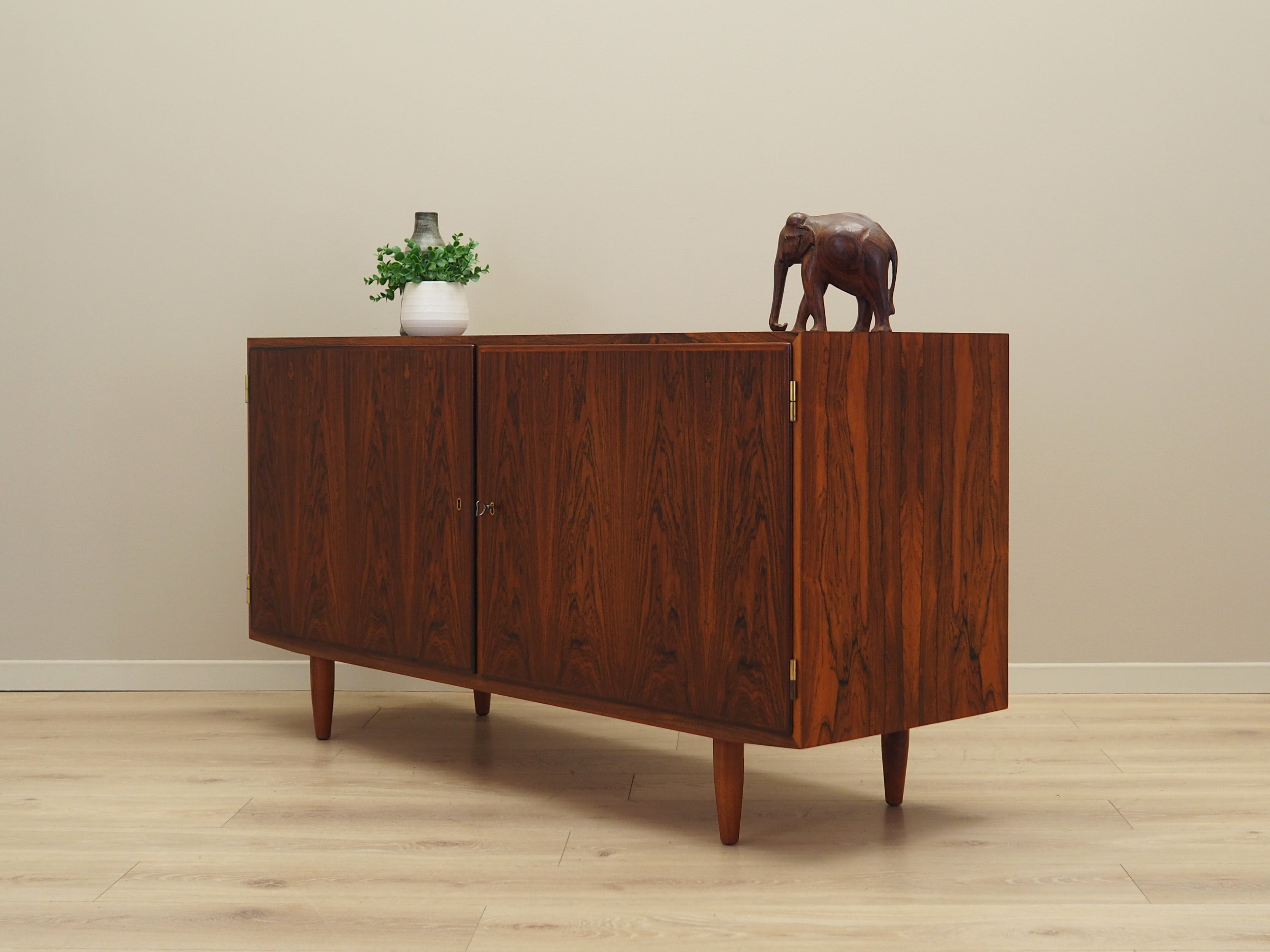 Rosewood_cabinet_Danish_design_from_1970s_designer_Carlo_Jensen_production_Hundevad