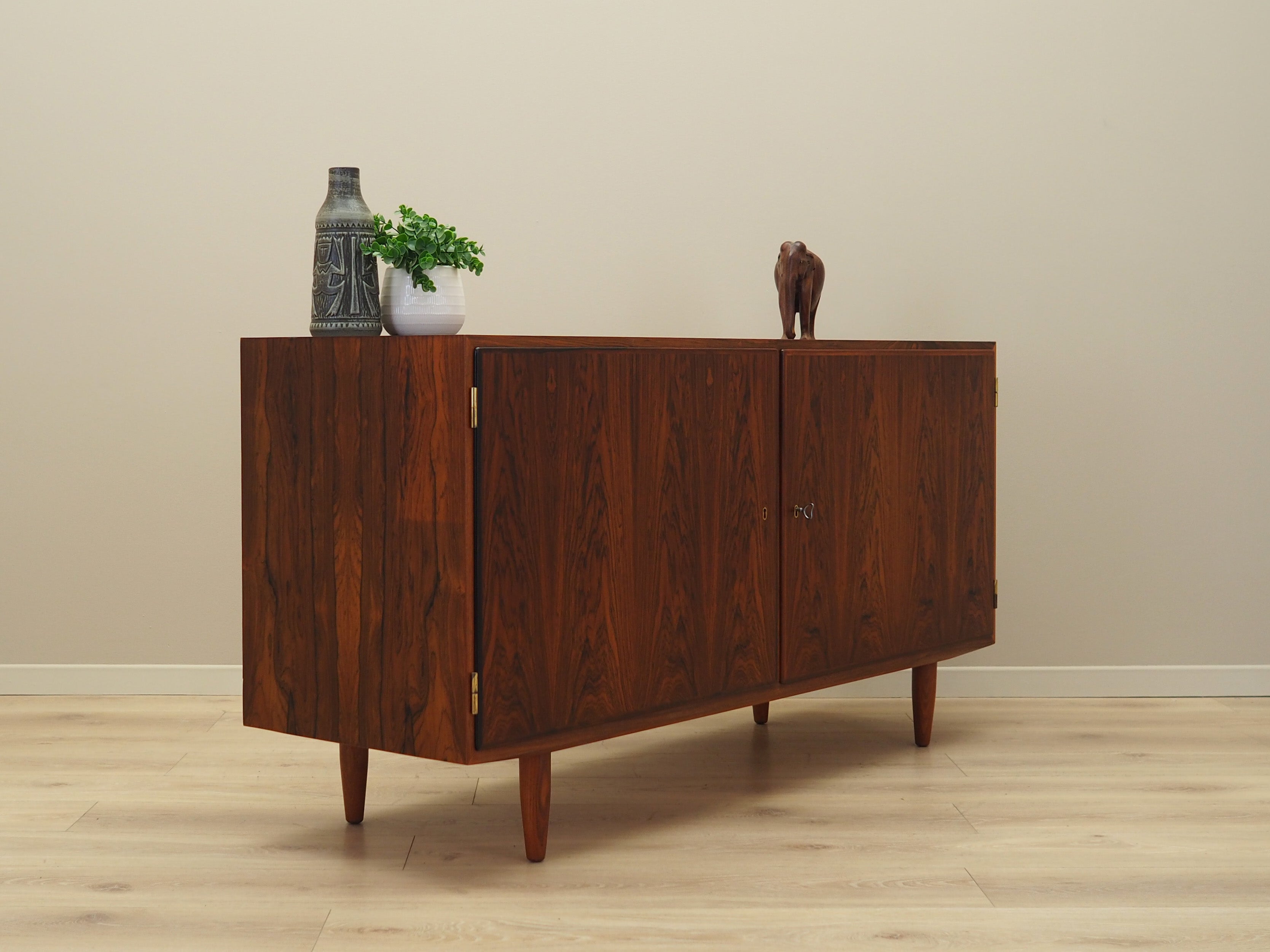 Rosewood_cabinet_Danish_design_from_1970s_designer_Carlo_Jensen_production_Hundevad