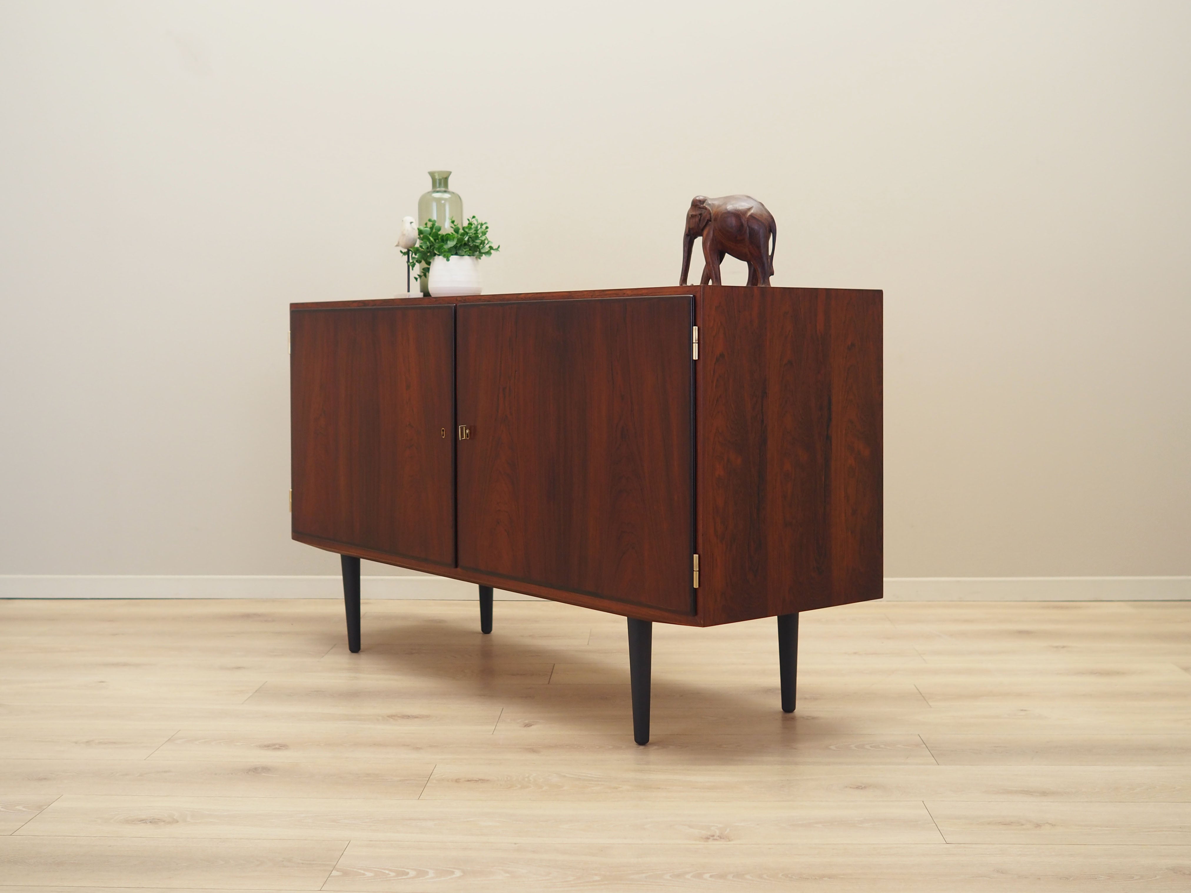 Rosewood_cabinet_in_Danish_design_1970s_designer_Carlo_Jensen_production_Hundevad