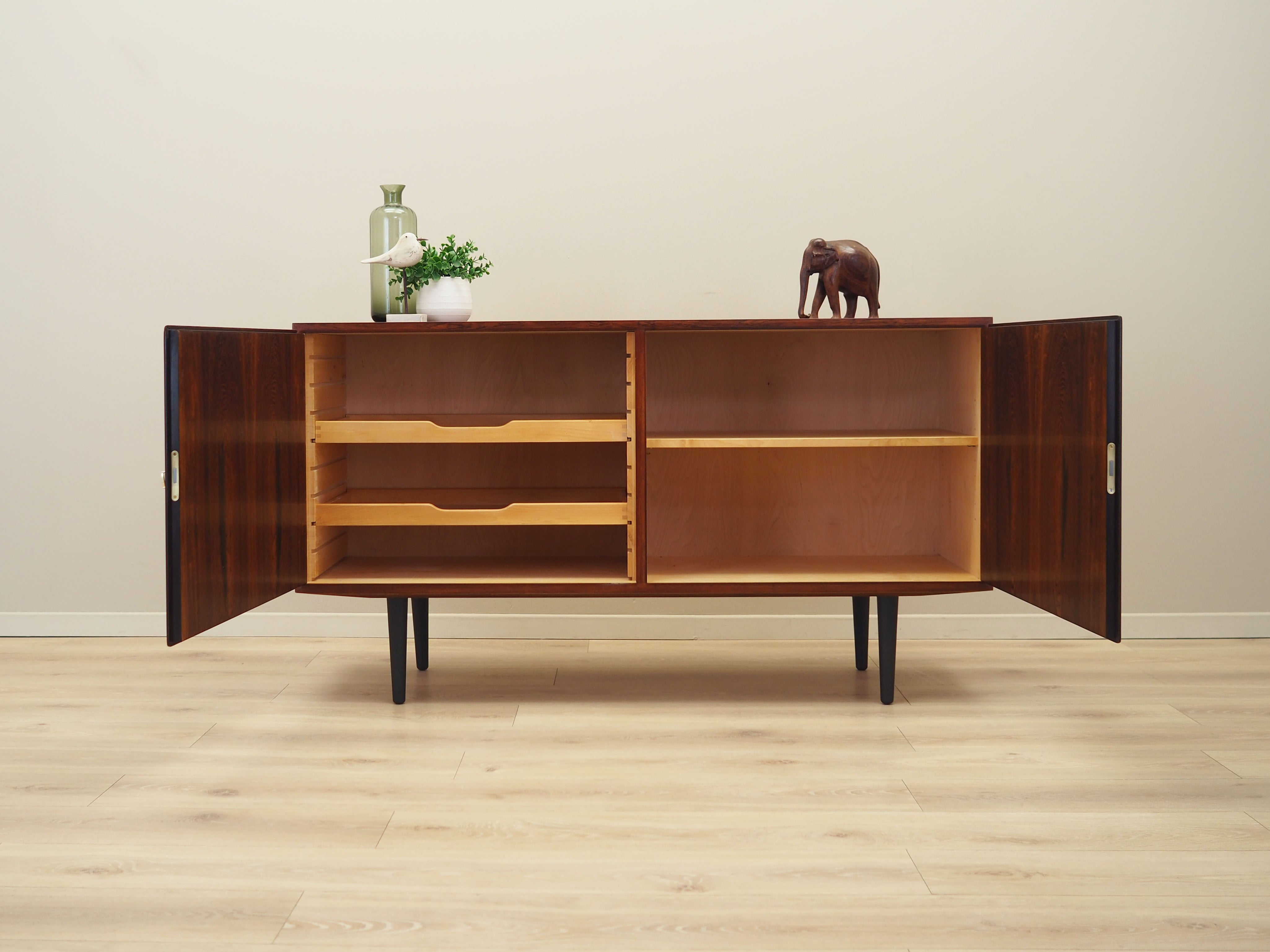 Rosewood_cabinet_in_Danish_design_1970s_designer_Carlo_Jensen_production_Hundevad