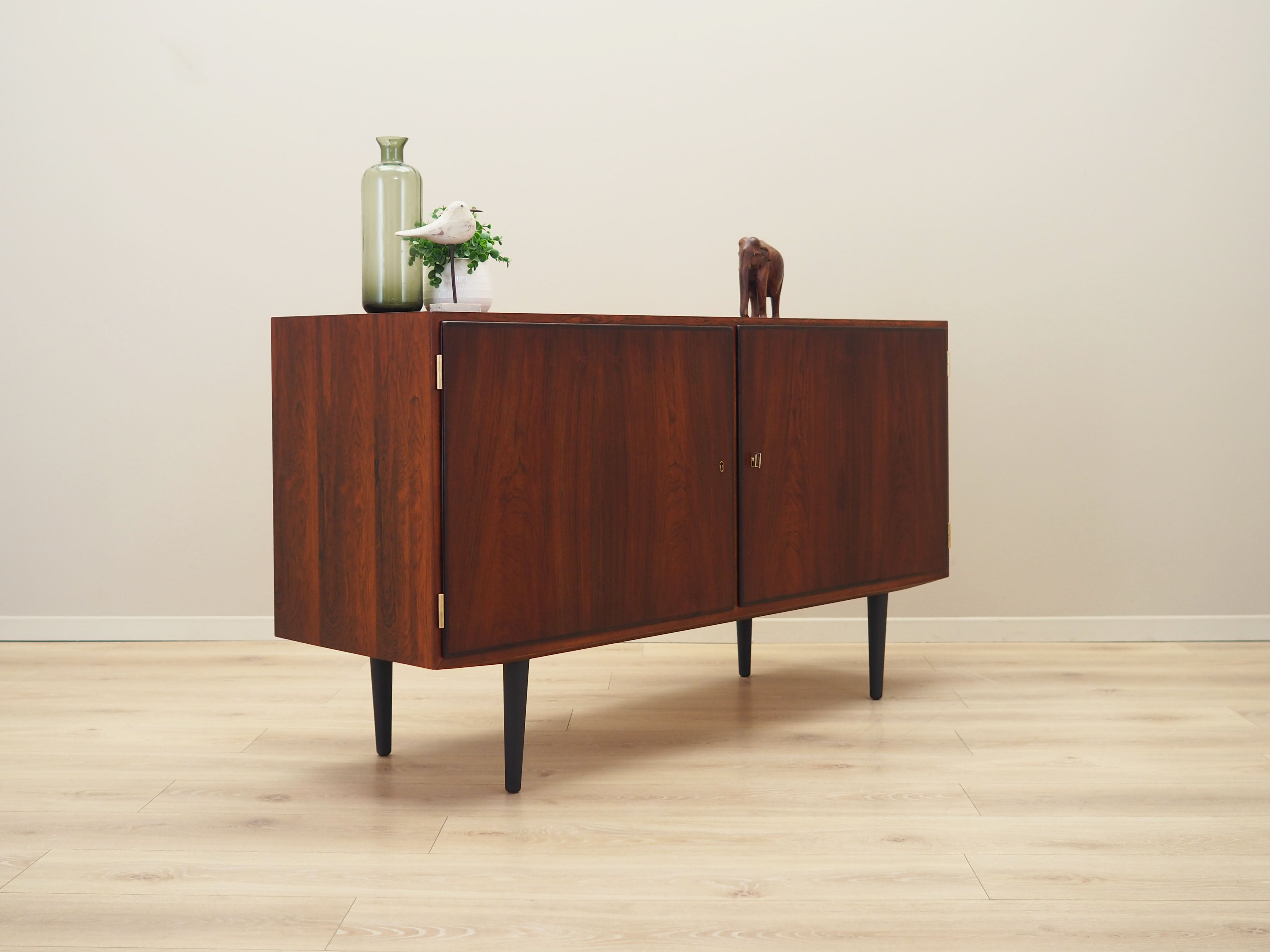 Rosewood_cabinet_in_Danish_design_1970s_designer_Carlo_Jensen_production_Hundevad