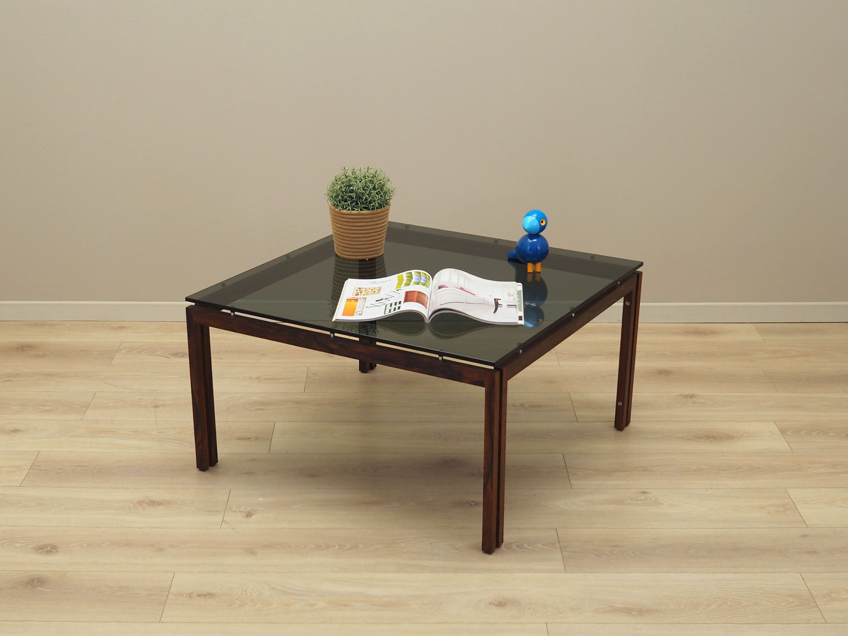 Rosewood_coffee_table_Danish_design_1970s_production_Denmark