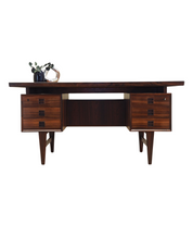 Rosewood_desk_Danish_design_1960s_production_Denmark
