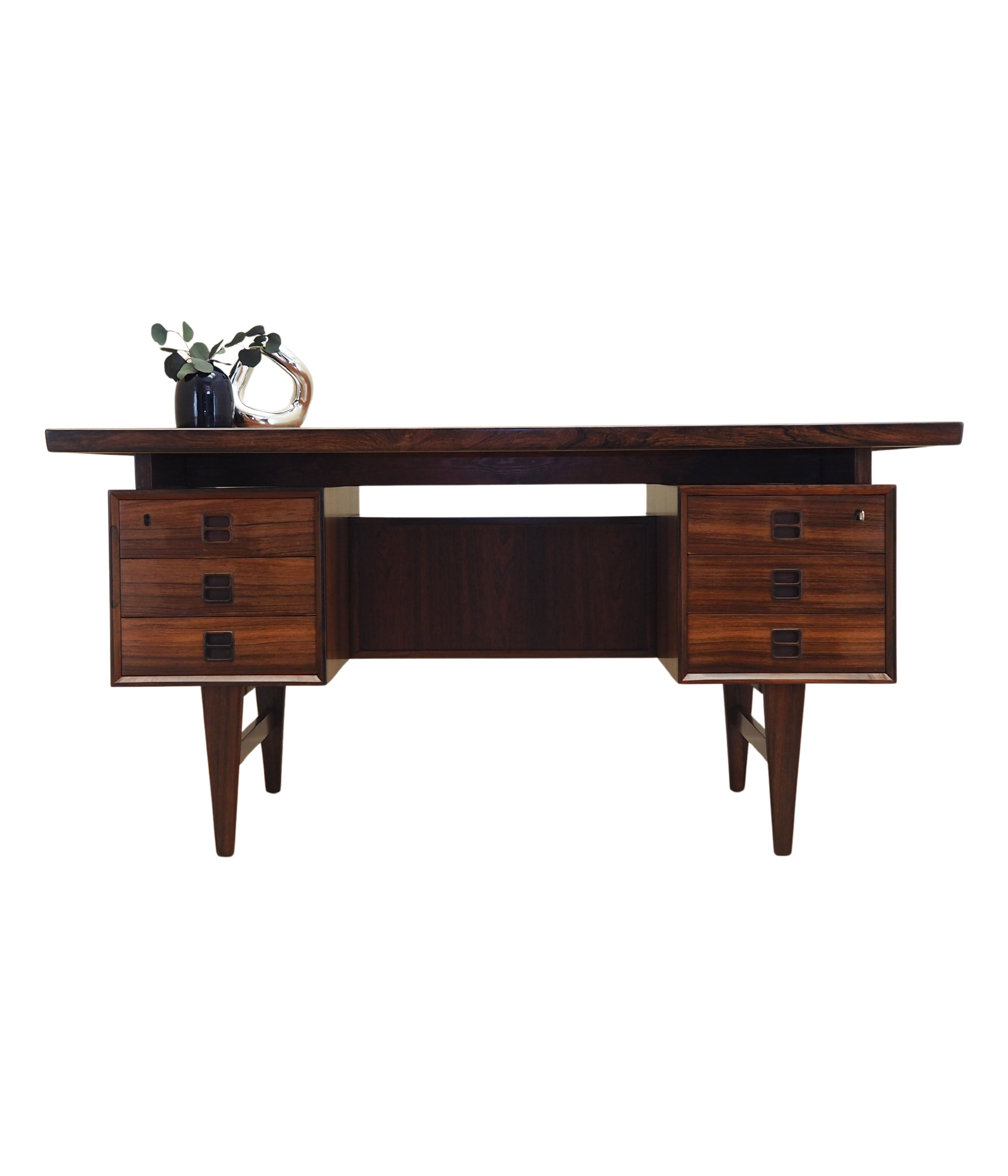 Rosewood_desk_Danish_design_1960s_production_Denmark