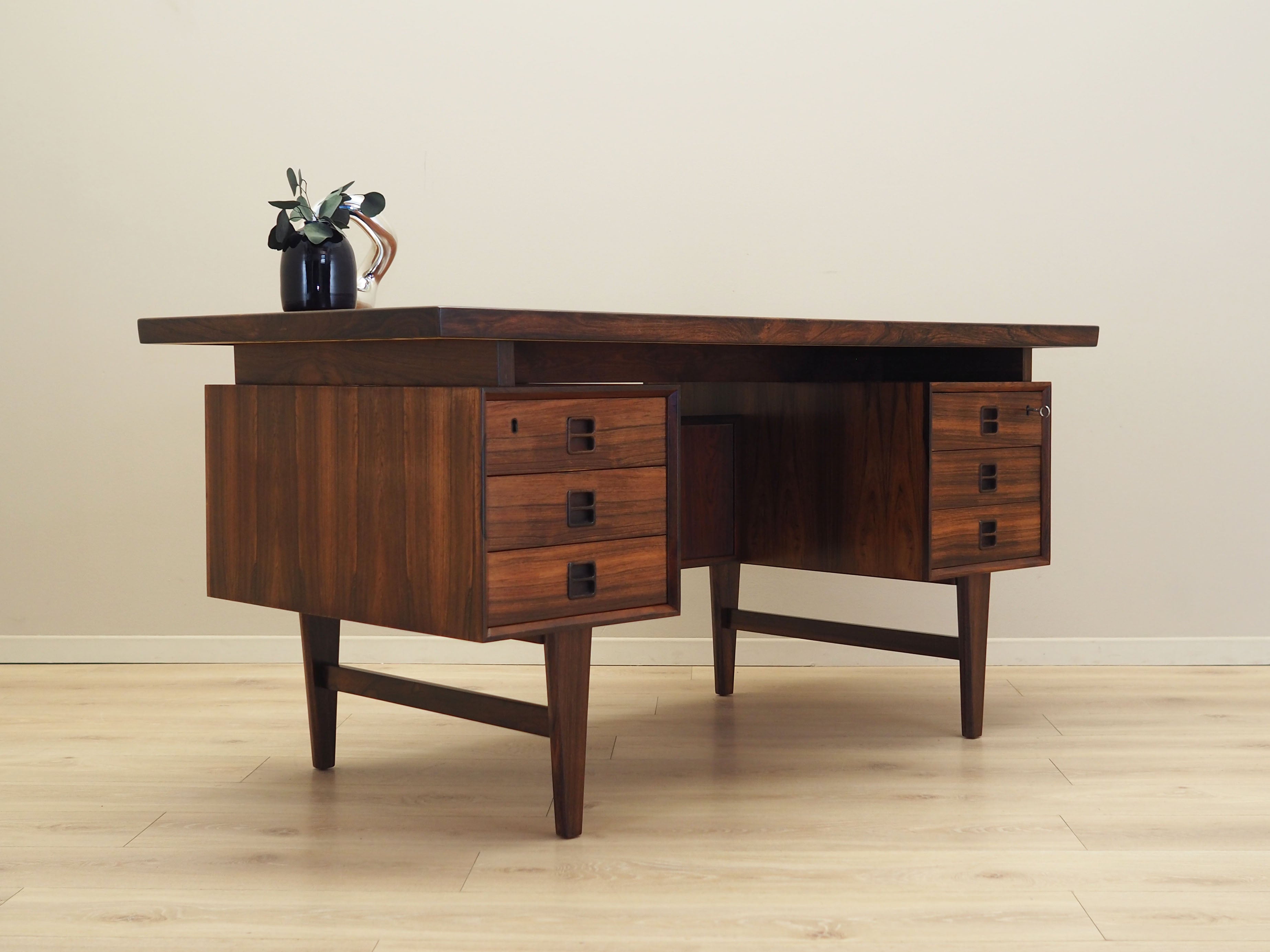 Rosewood_desk_Danish_design_1960s_production_Denmark