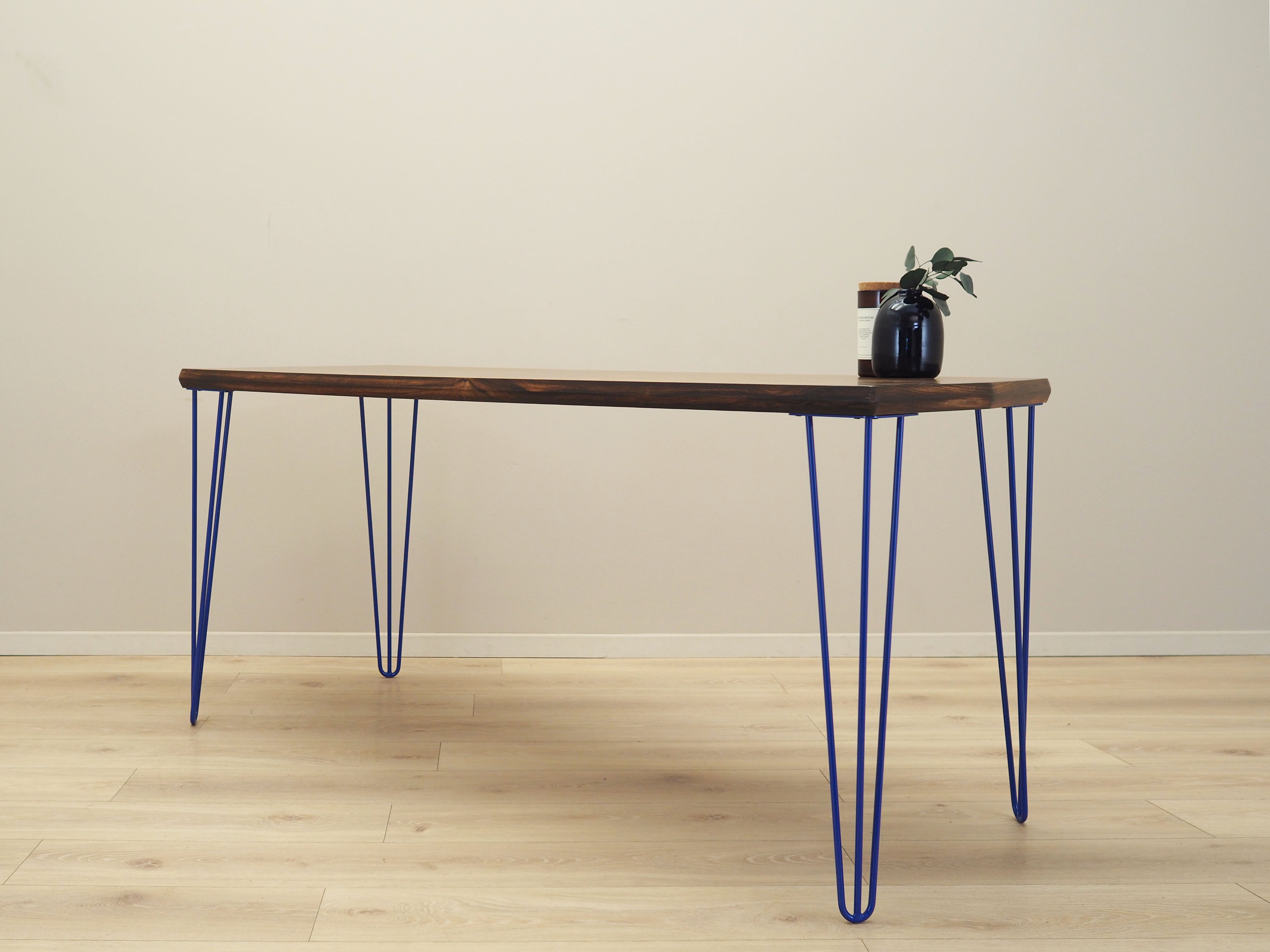 Rosewood_desk_Danish_design_1970s_production_Denmark