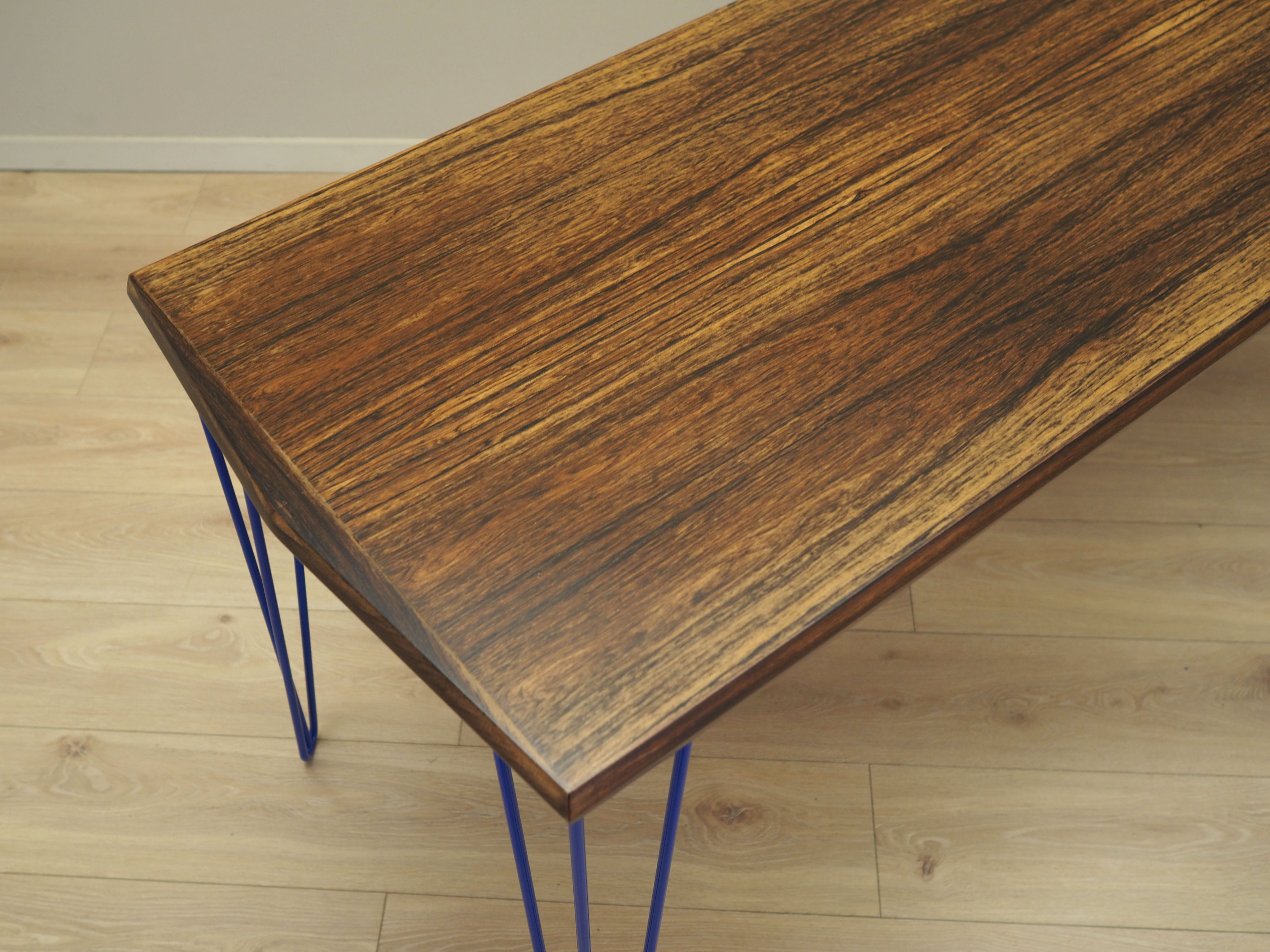 Rosewood_desk_Danish_design_1970s_production_Denmark