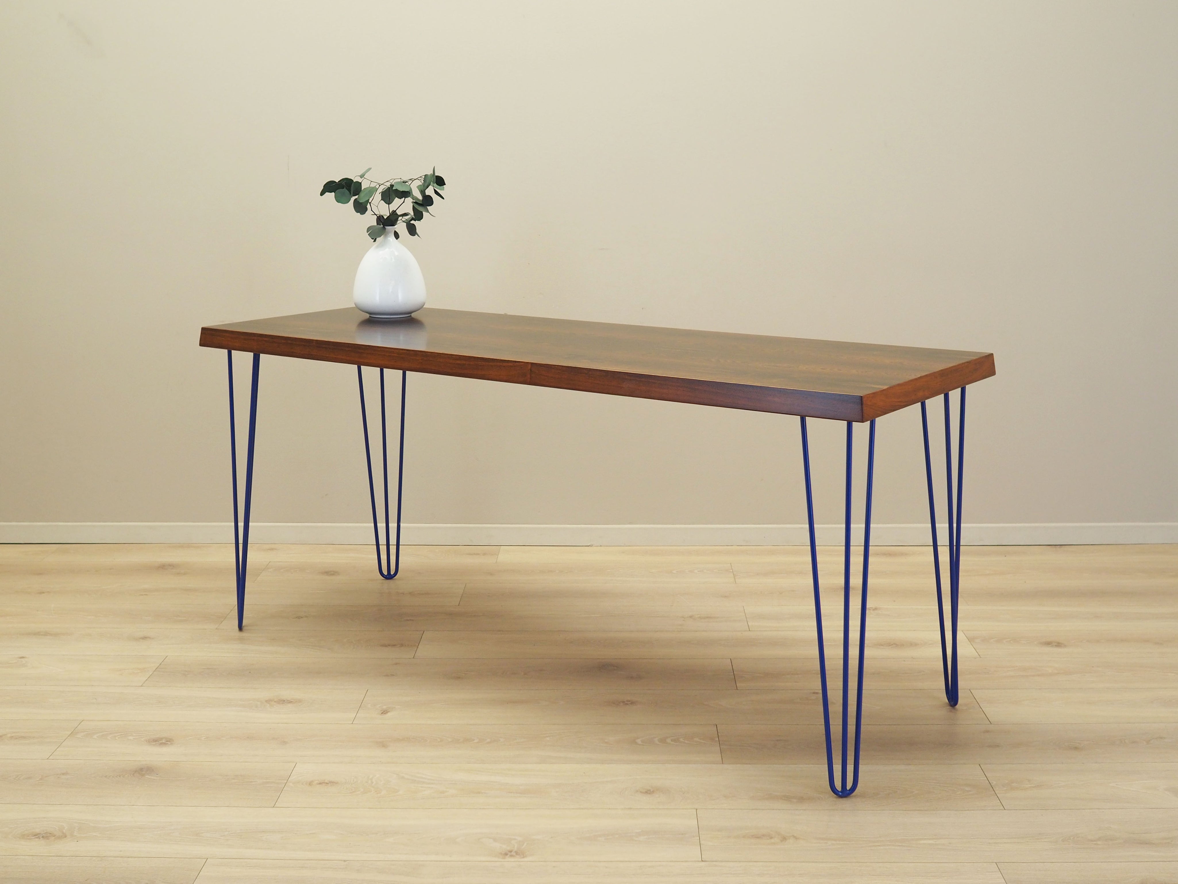 Rosewood_desk_in_Danish_design_1970s_production_Denmark