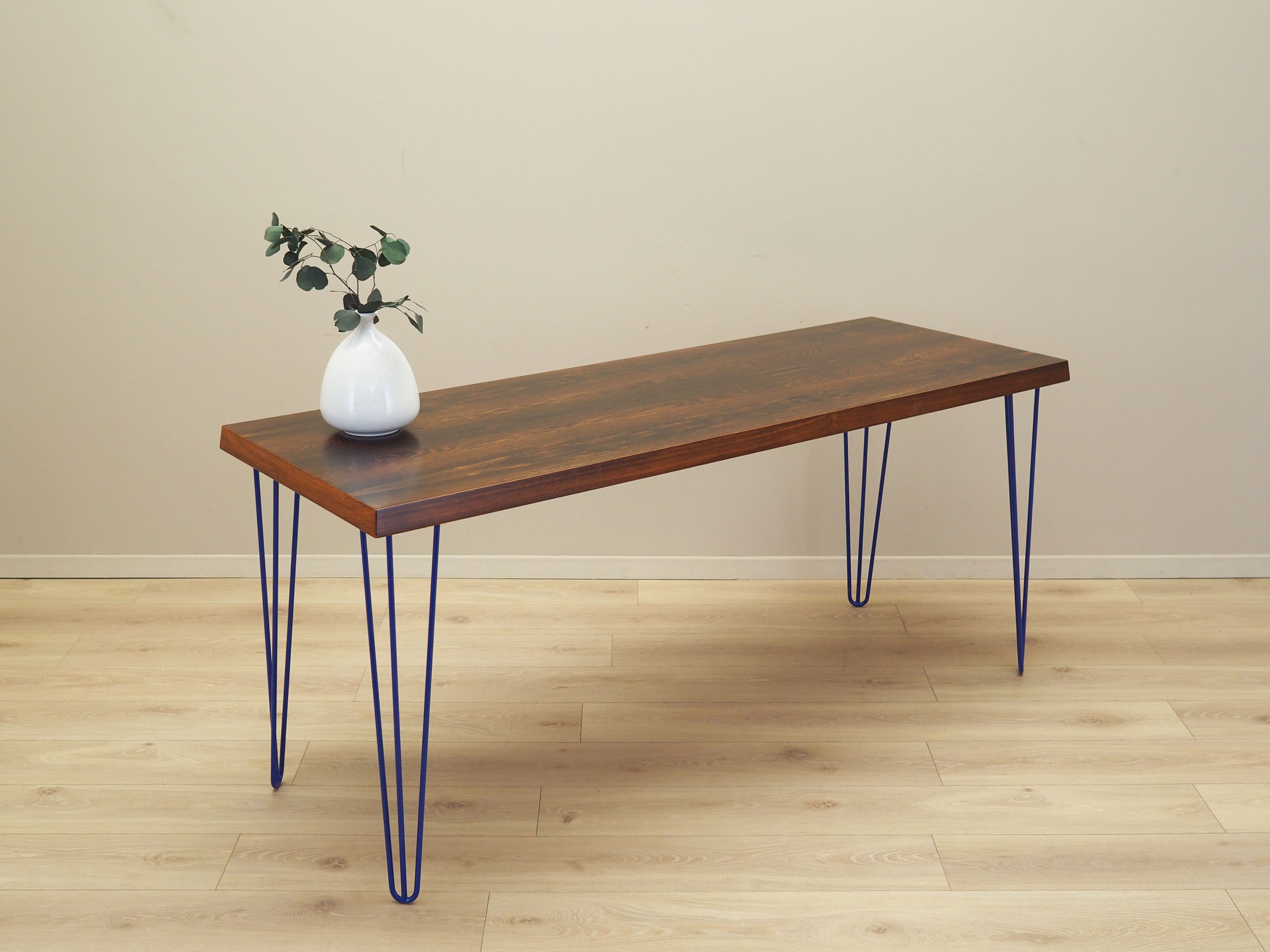 Rosewood_desk_in_Danish_design_1970s_production_Denmark